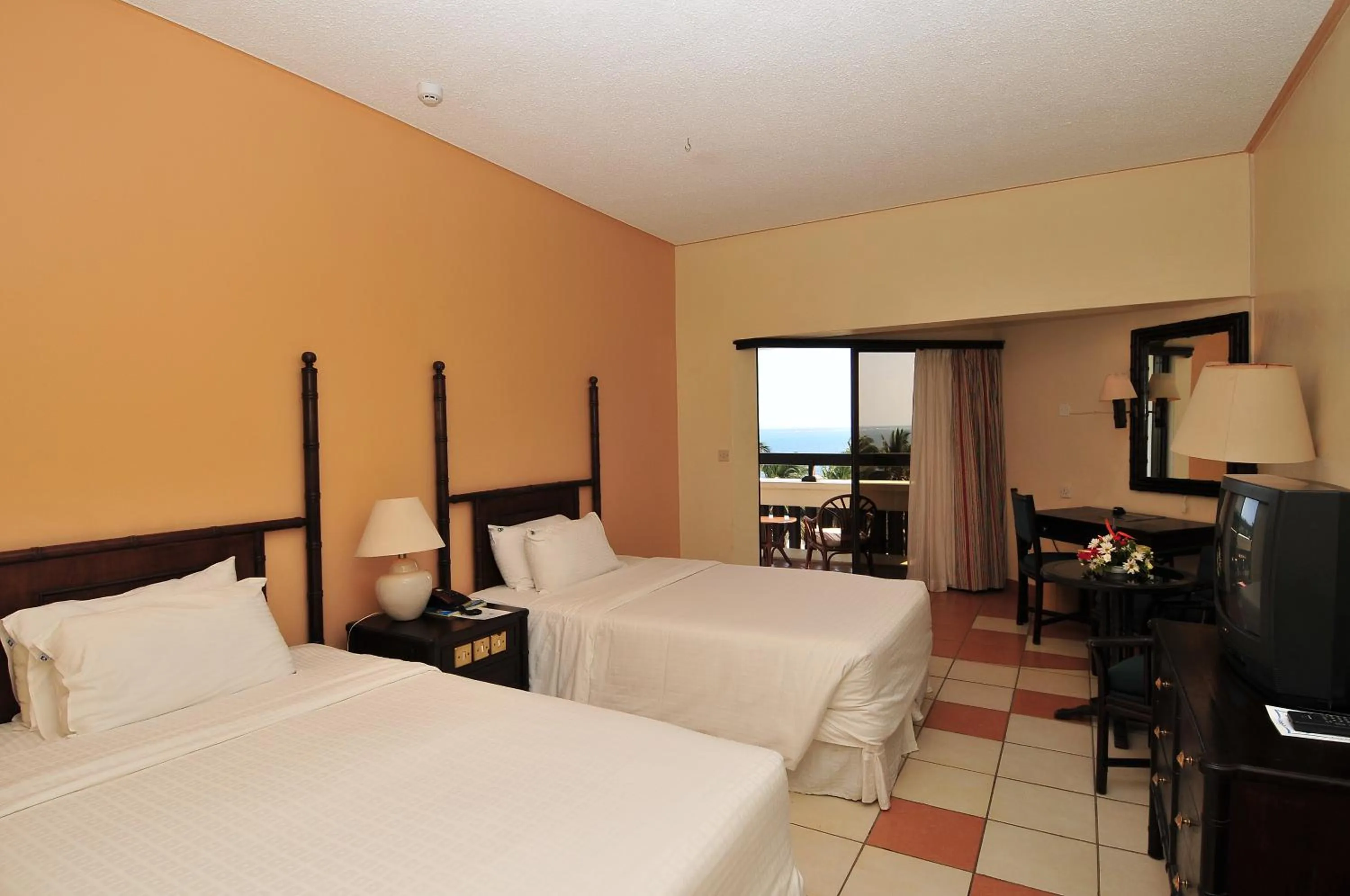 Photo of the whole room, Bed in Mombasa Continental Resort