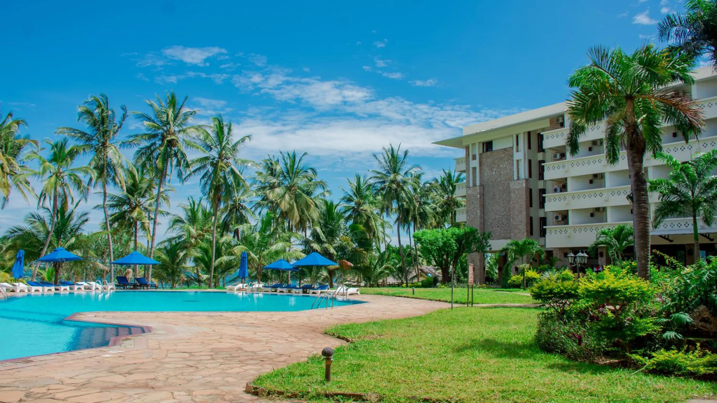Swimming pool in Mombasa Continental Resort