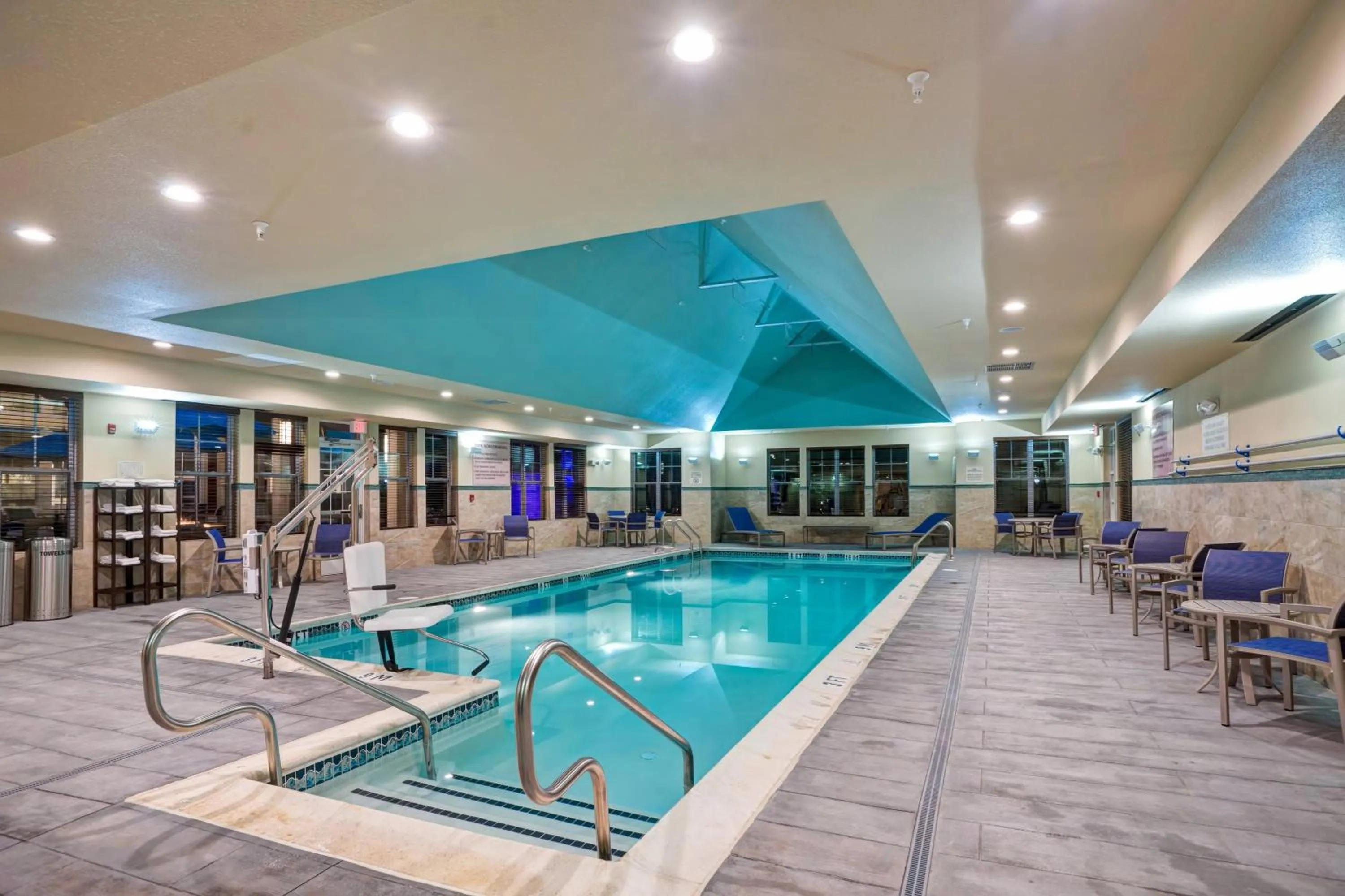 Swimming pool in Residence Inn by Marriott Hamilton