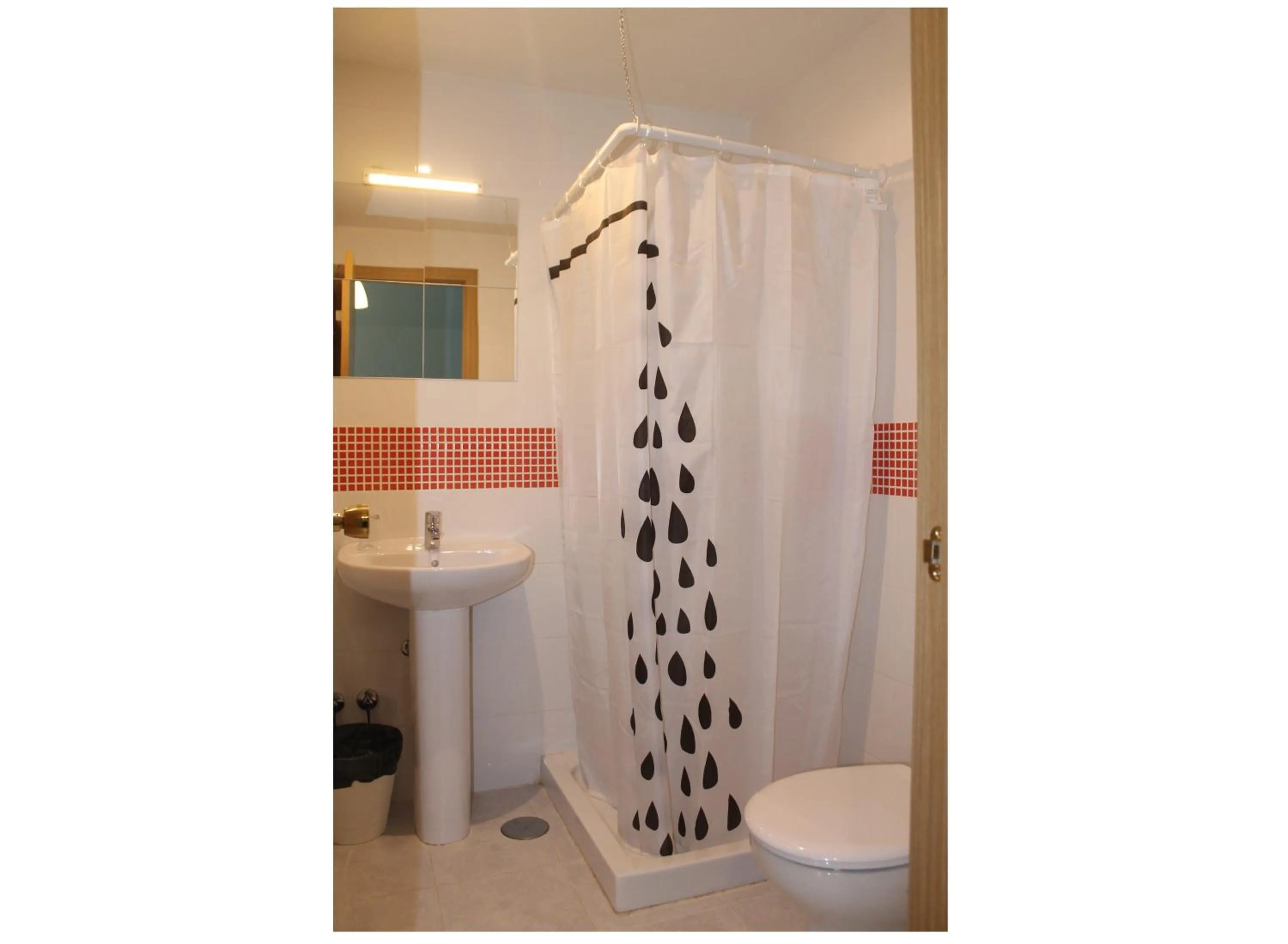 Shower in Hostal Abitum Madrid