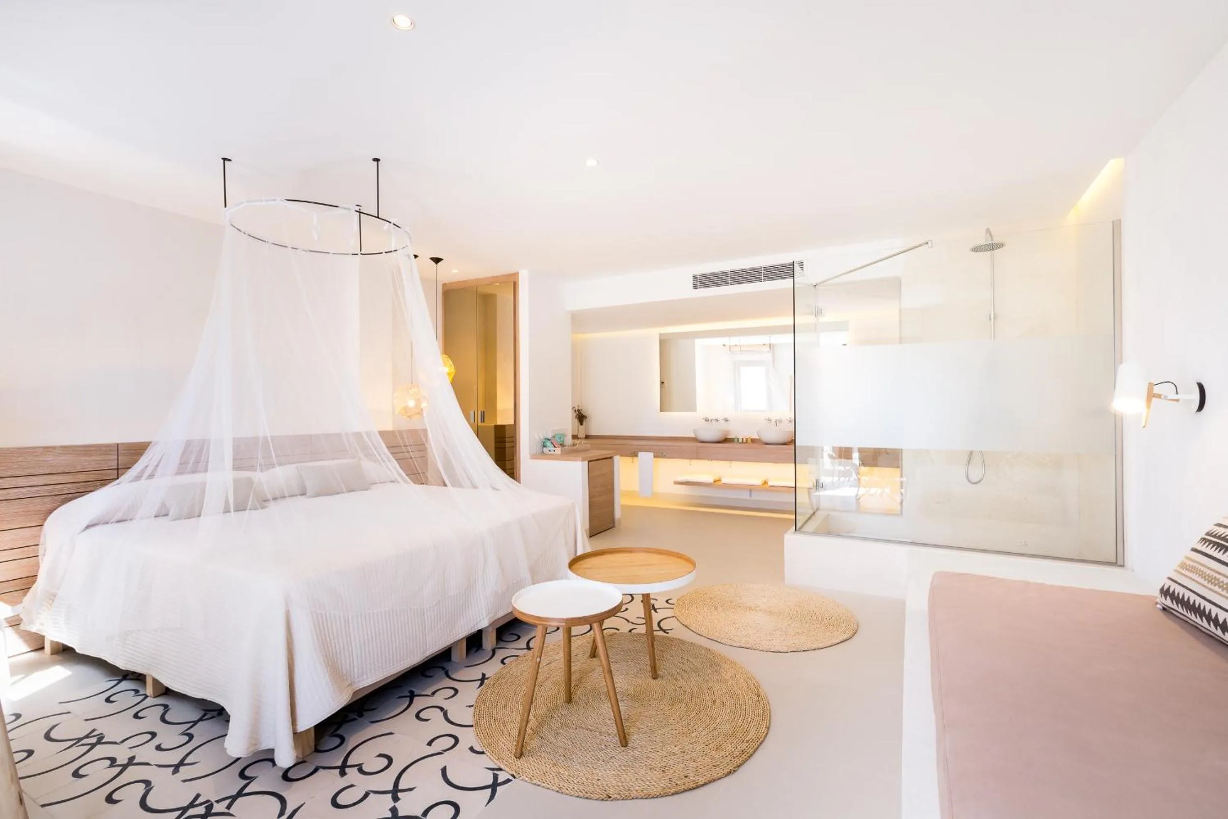 Bathroom, Bed in Gatzara Suites Santa Gertrudis