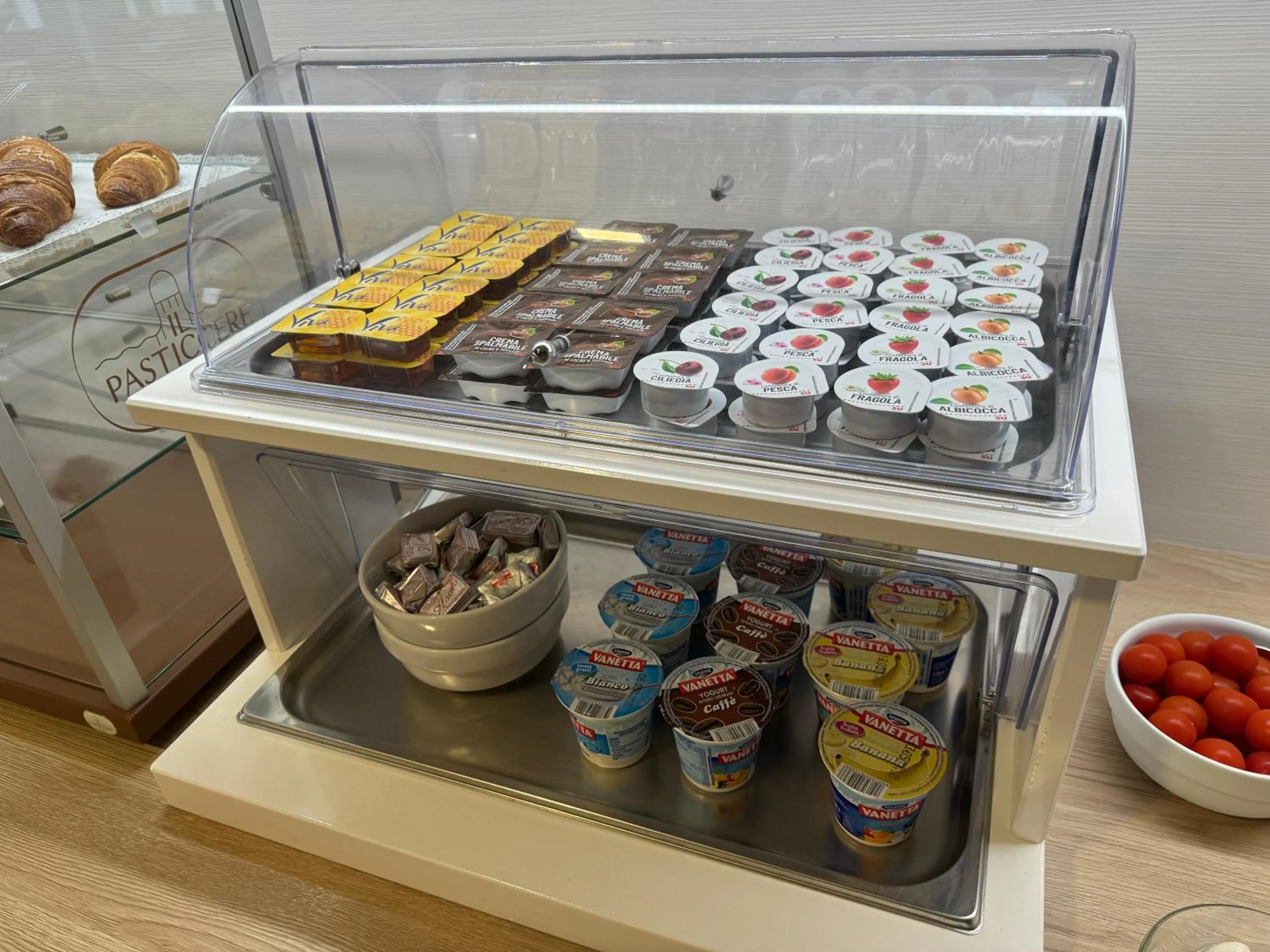 Food and drinks in Hotel Villa Augusta