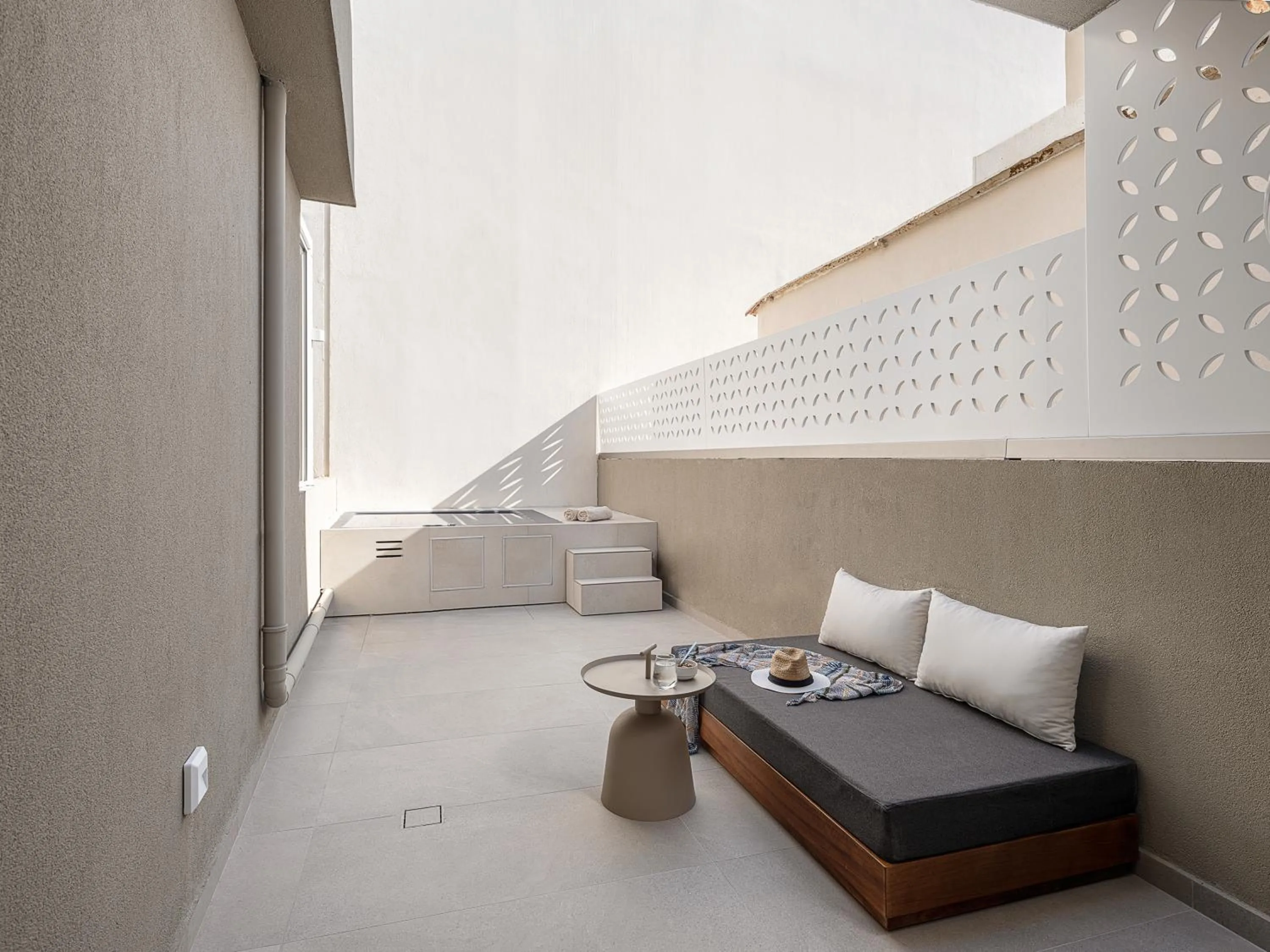 Balcony/Terrace, Bed in Iperion Beach Hotel