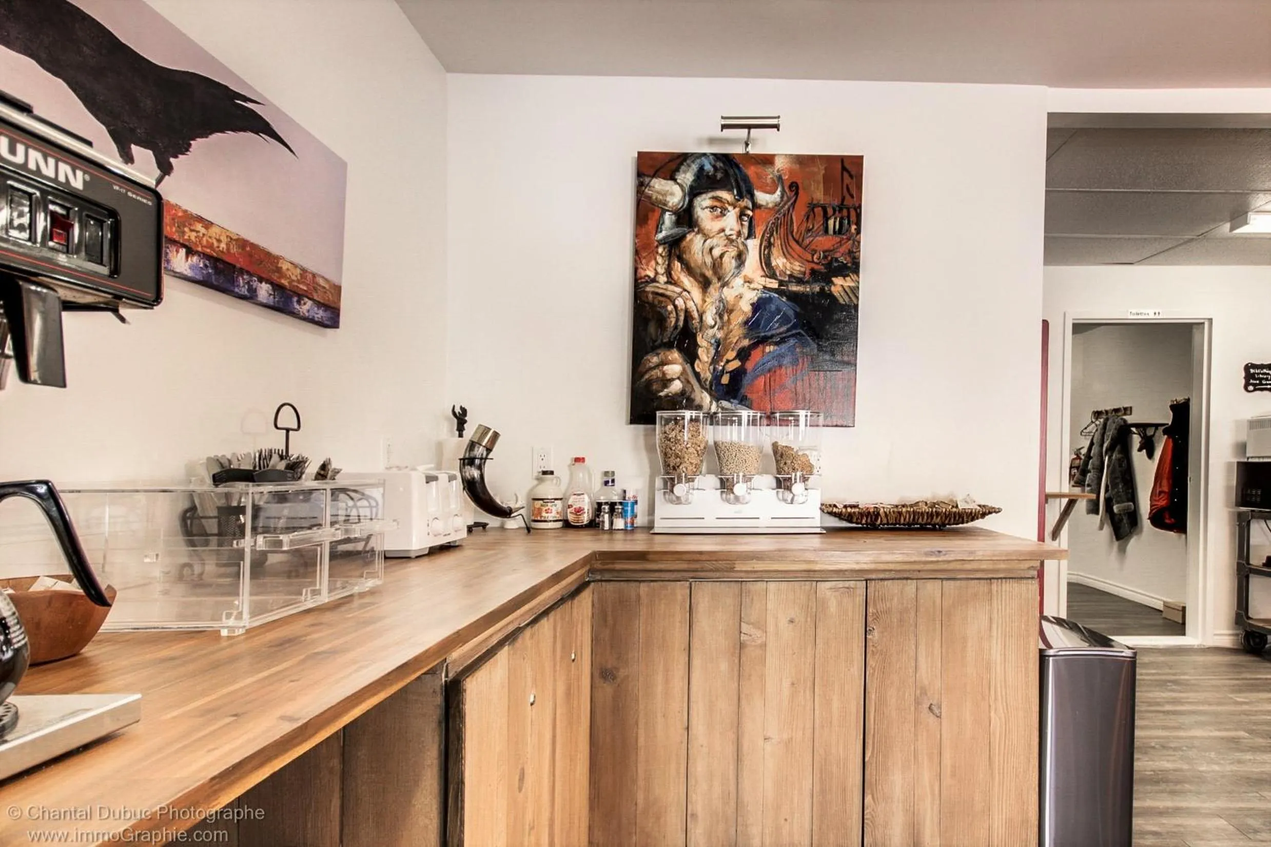 Dining area in Auberge motel drakkar