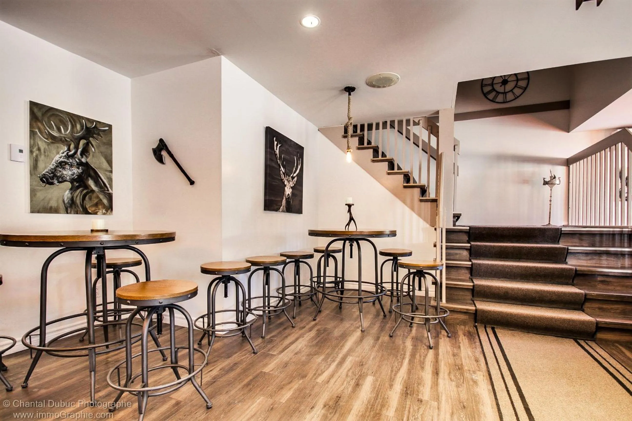 Dining area in Auberge motel drakkar