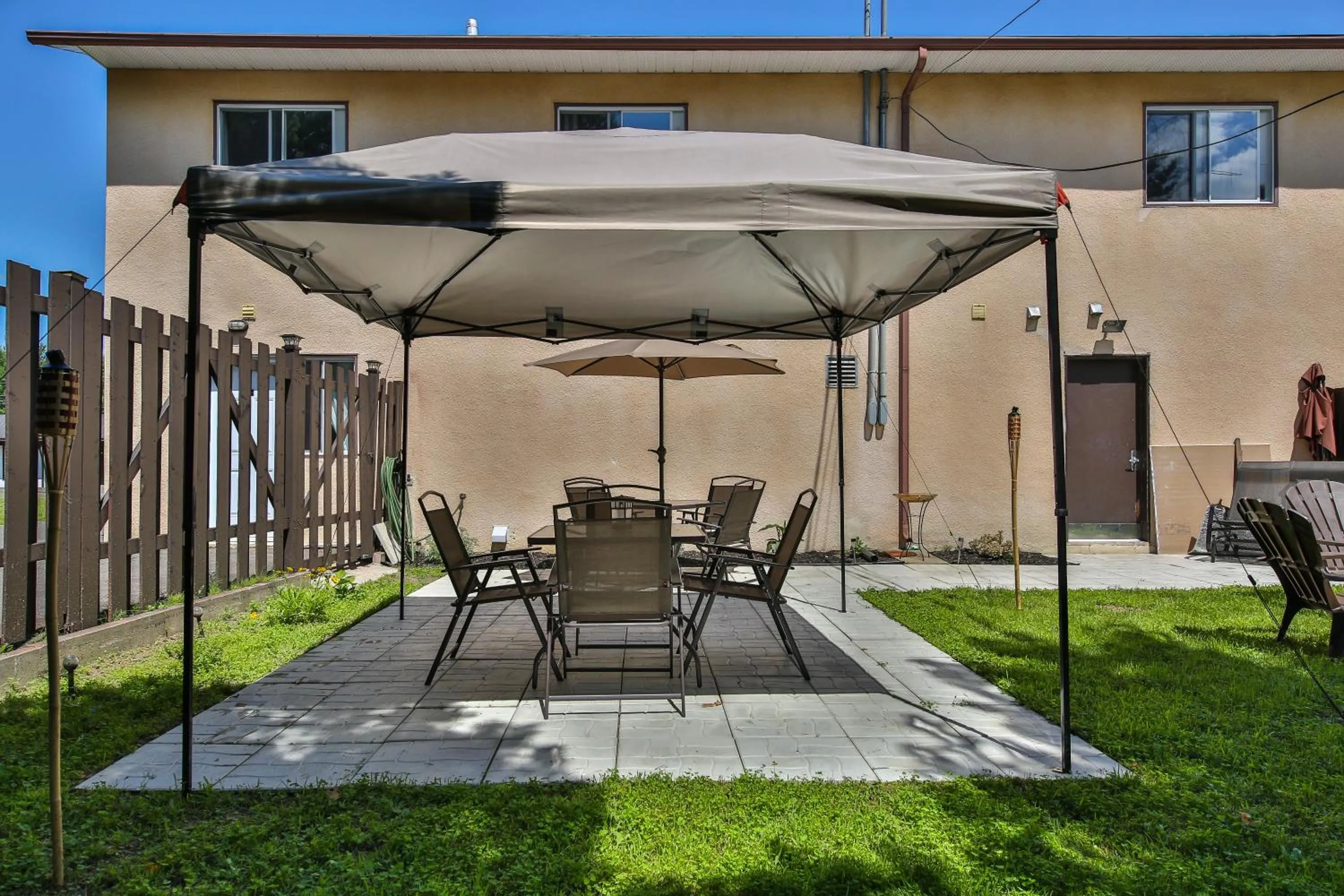 Patio in Auberge motel drakkar