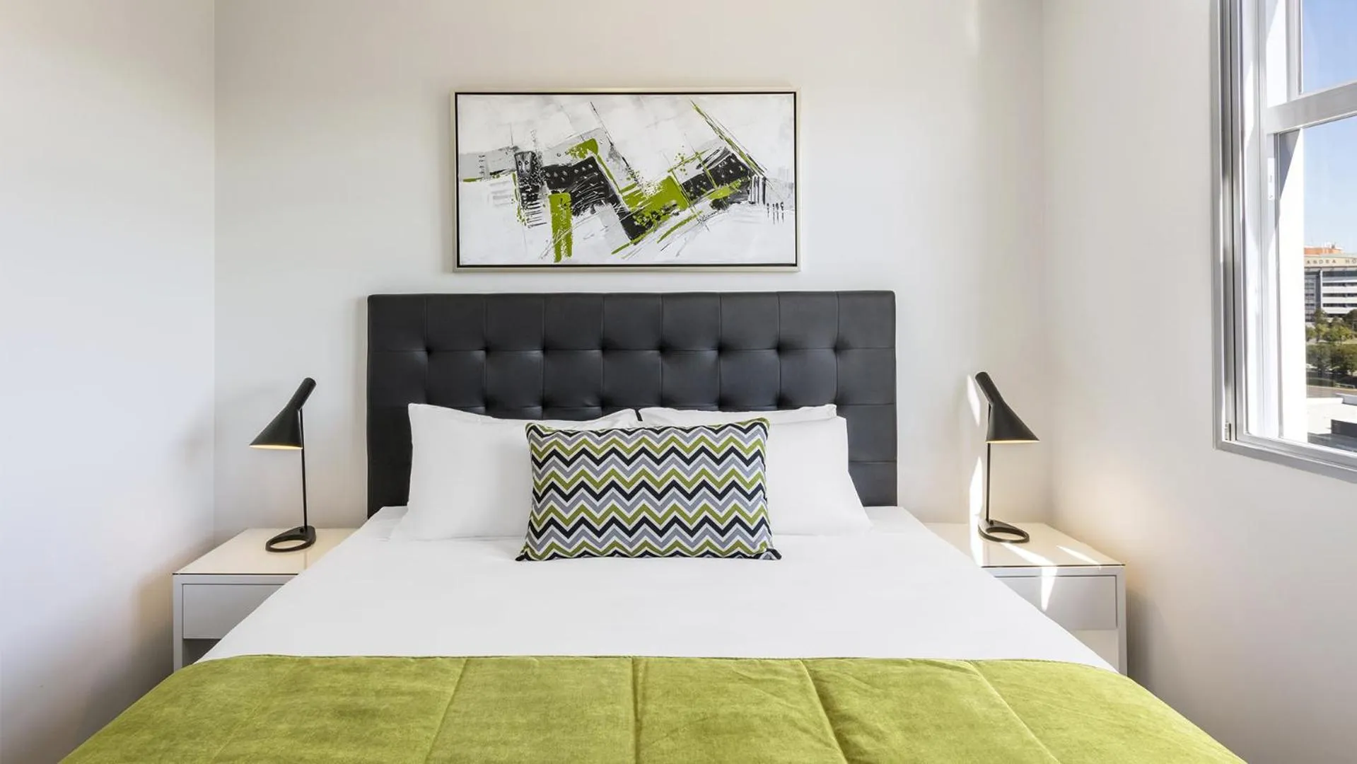 Bed in Oaks Brisbane Woolloongabba Suites