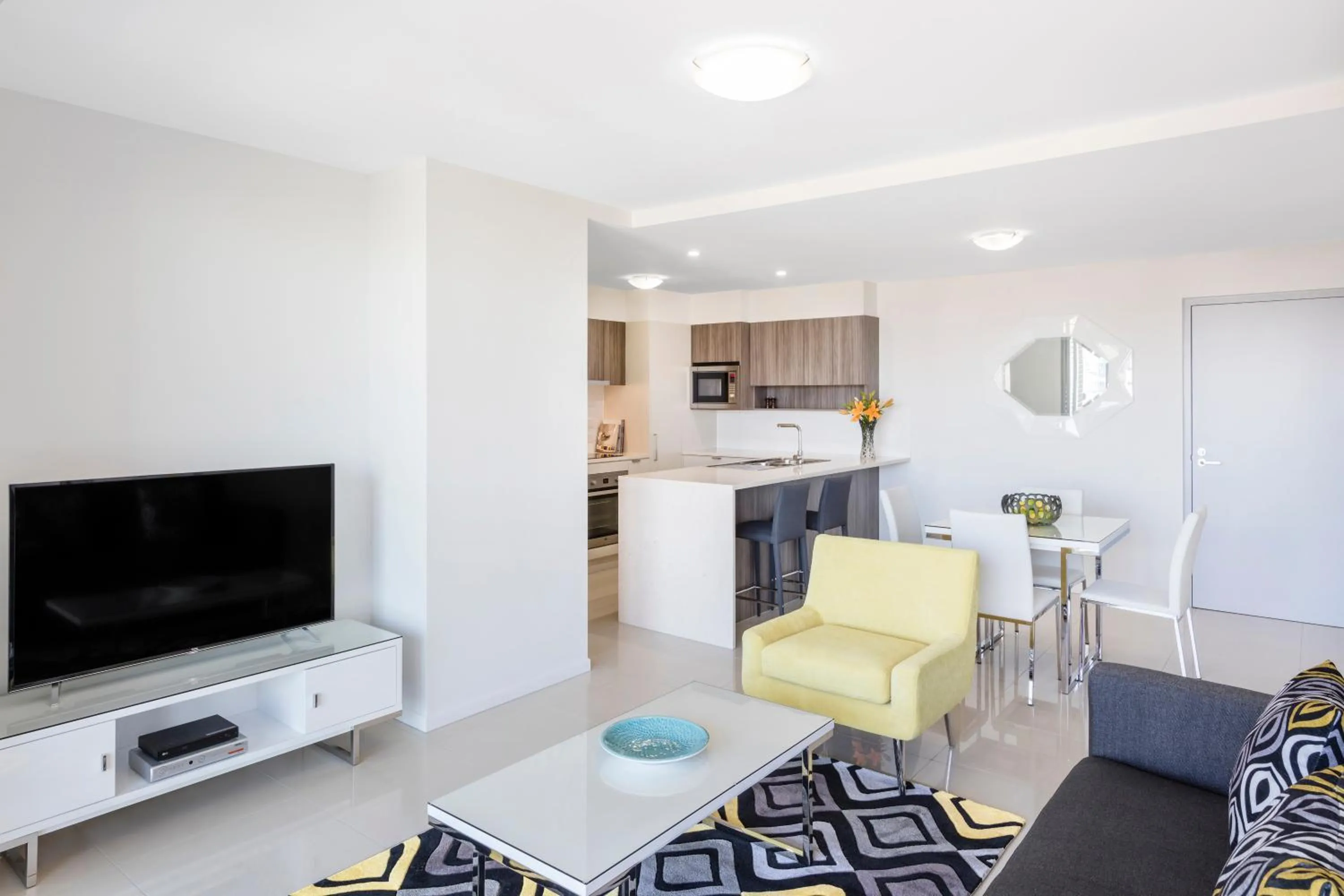 TV and multimedia in Oaks Brisbane Woolloongabba Suites