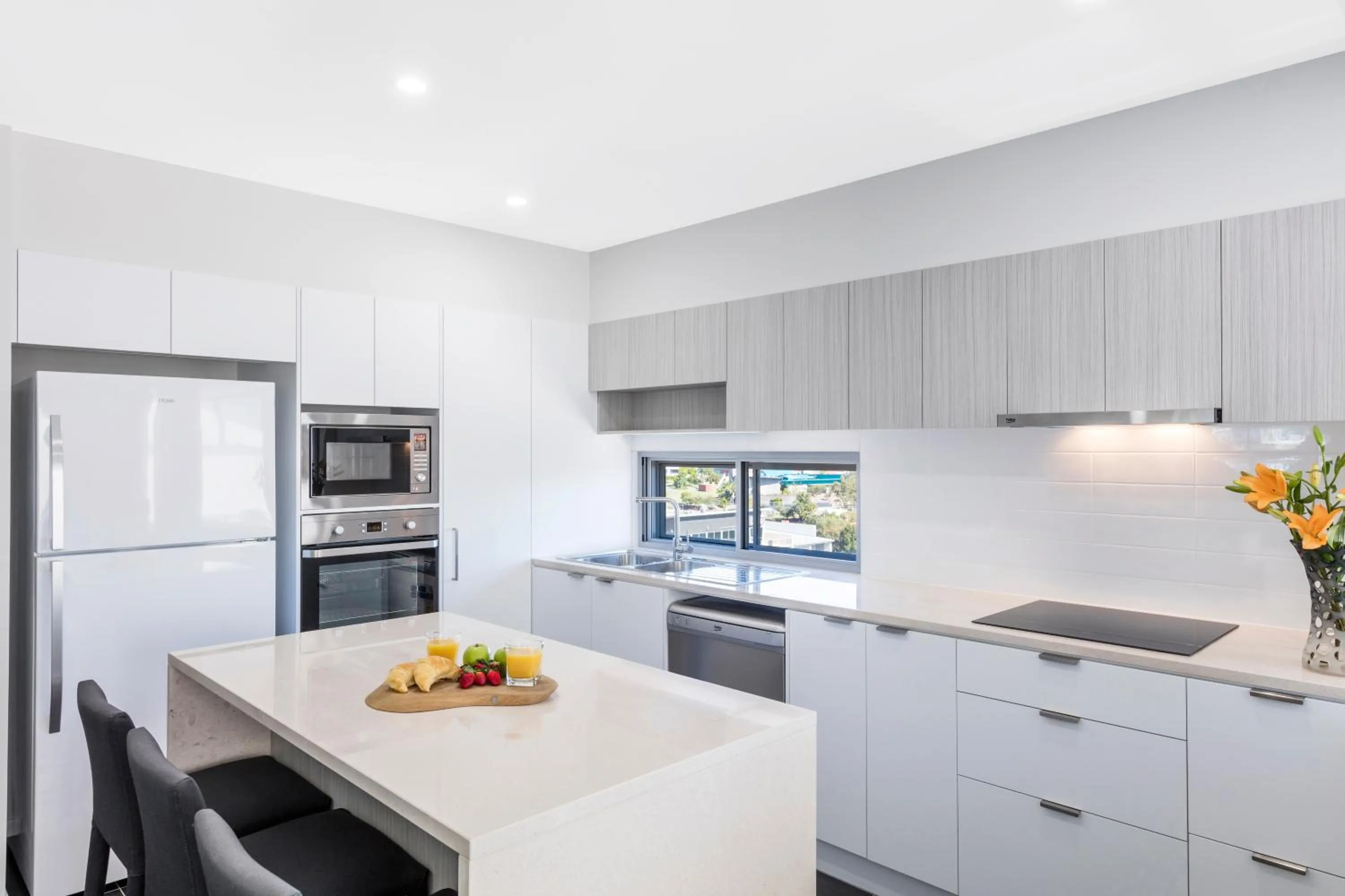 Kitchen or kitchenette in Oaks Brisbane Woolloongabba Suites