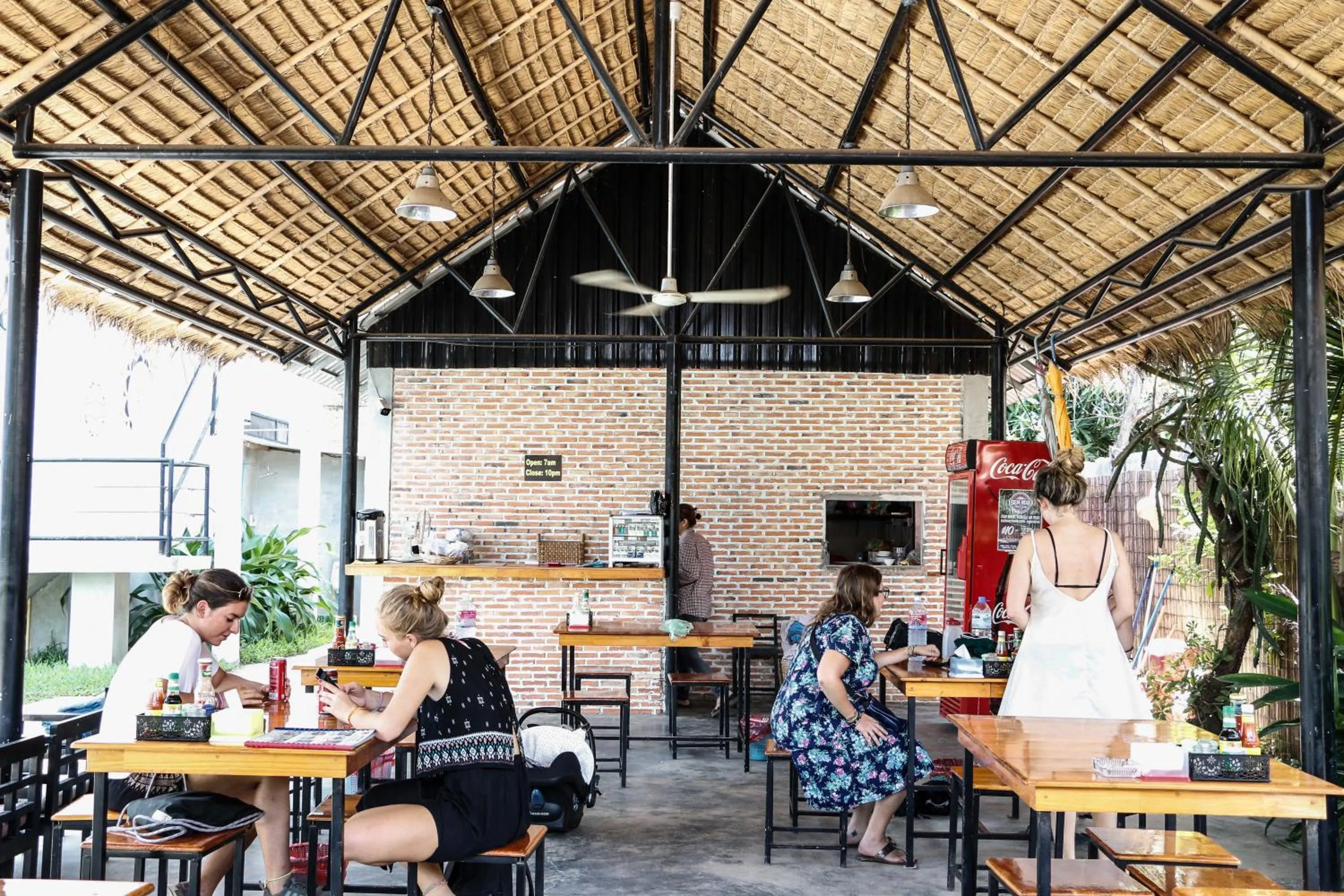 Restaurant/places to eat in Pool Party Hostel