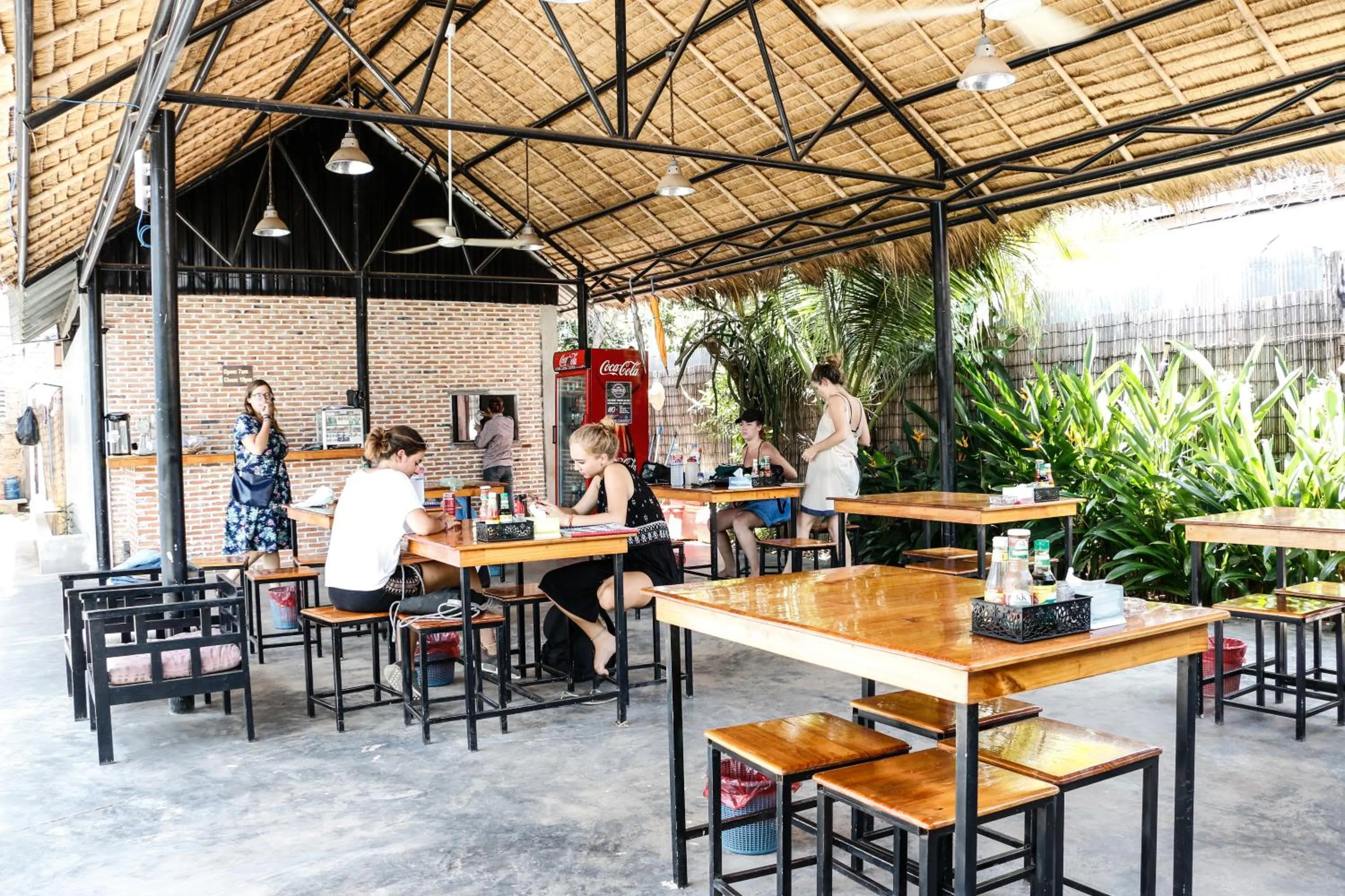 Restaurant/places to eat in Pool Party Hostel