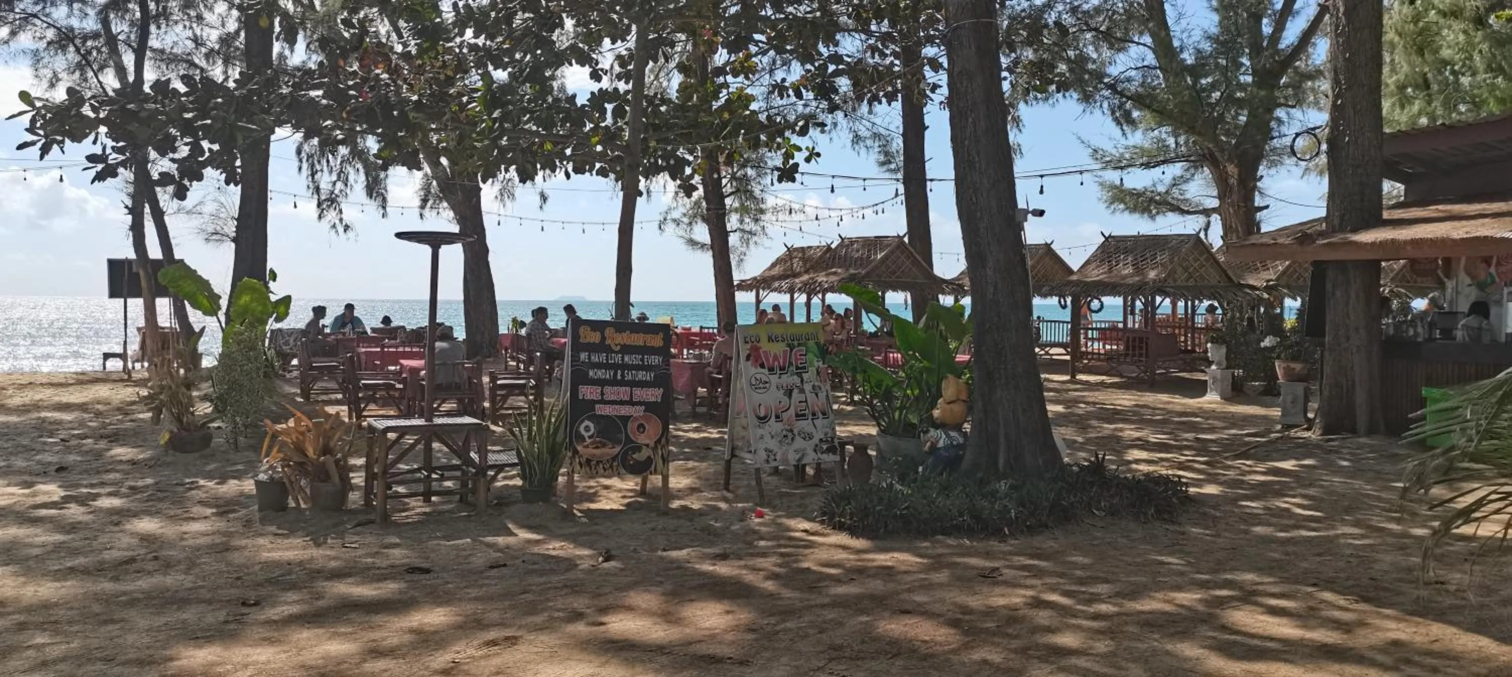 Restaurant/places to eat in Eco Lanta Hideaway Beach Resort