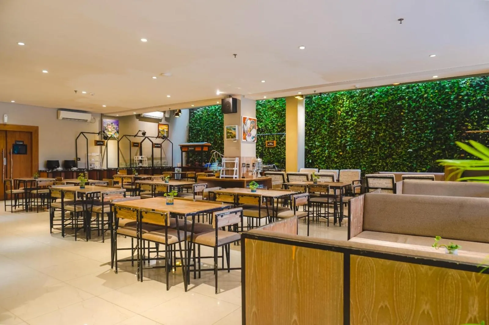 Restaurant/places to eat in Yellow Star Ambarukmo Hotel