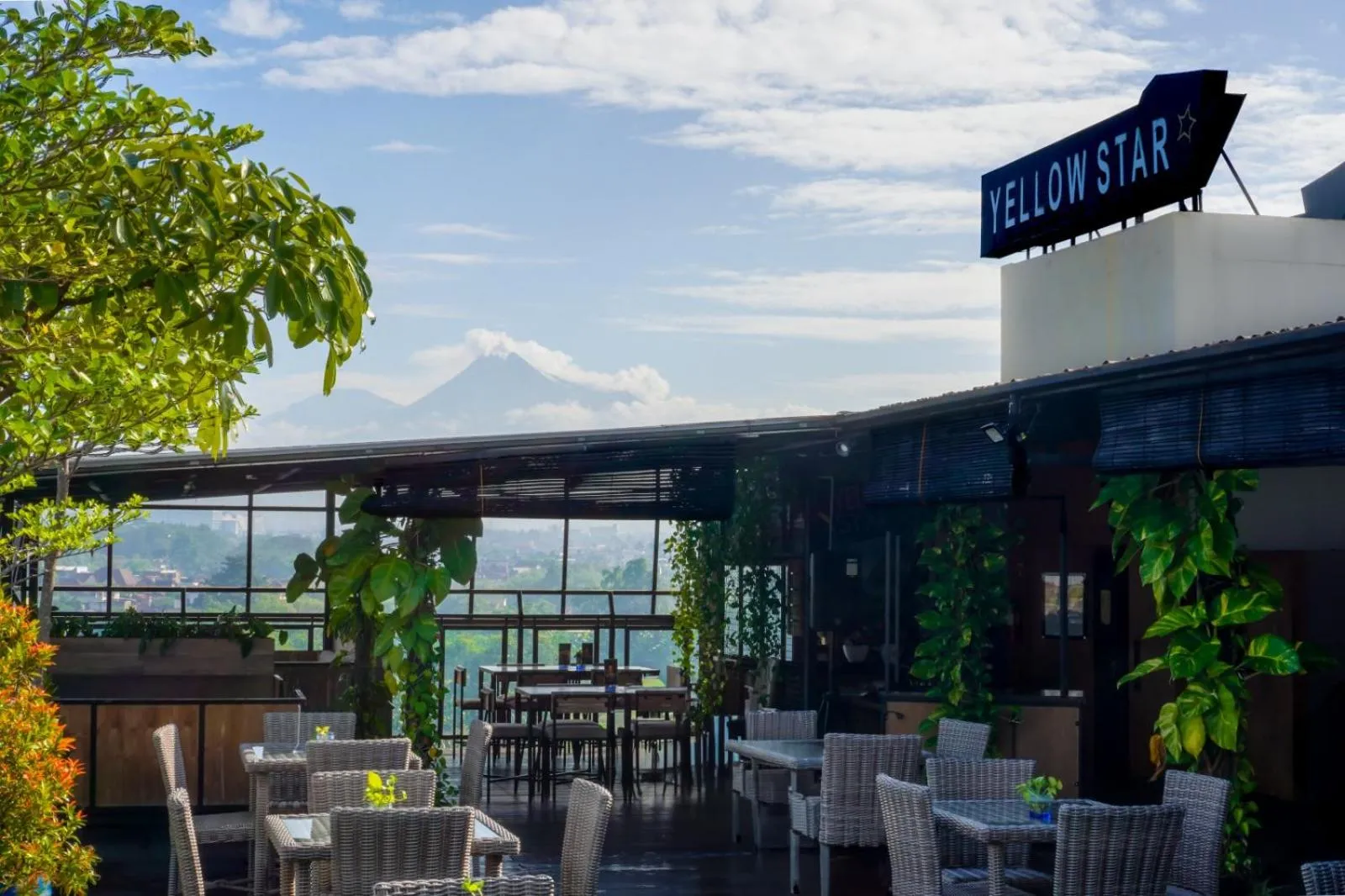 Restaurant/places to eat in Yellow Star Ambarukmo Hotel