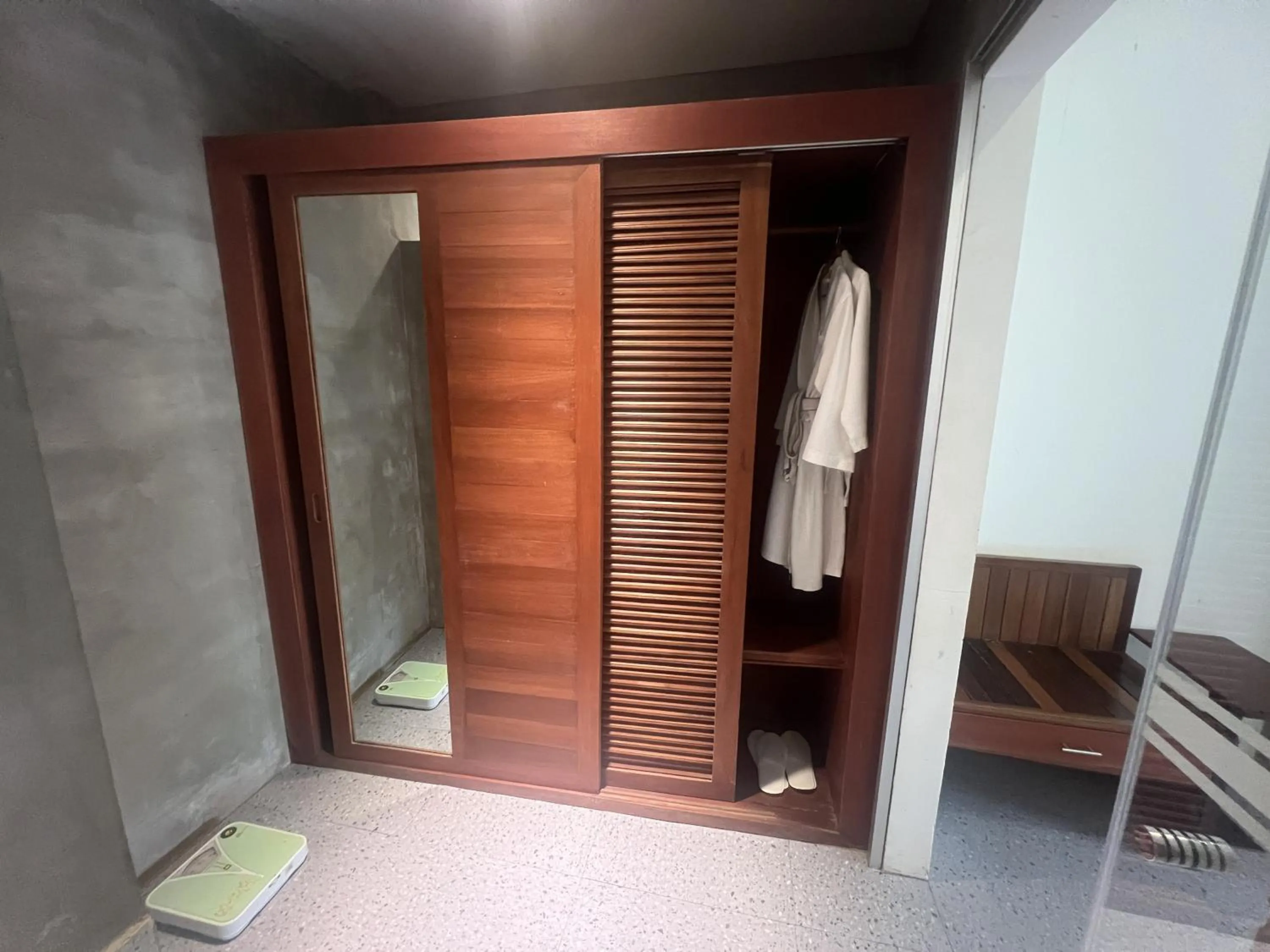 wardrobe in Tanei Angkor Resort and Spa