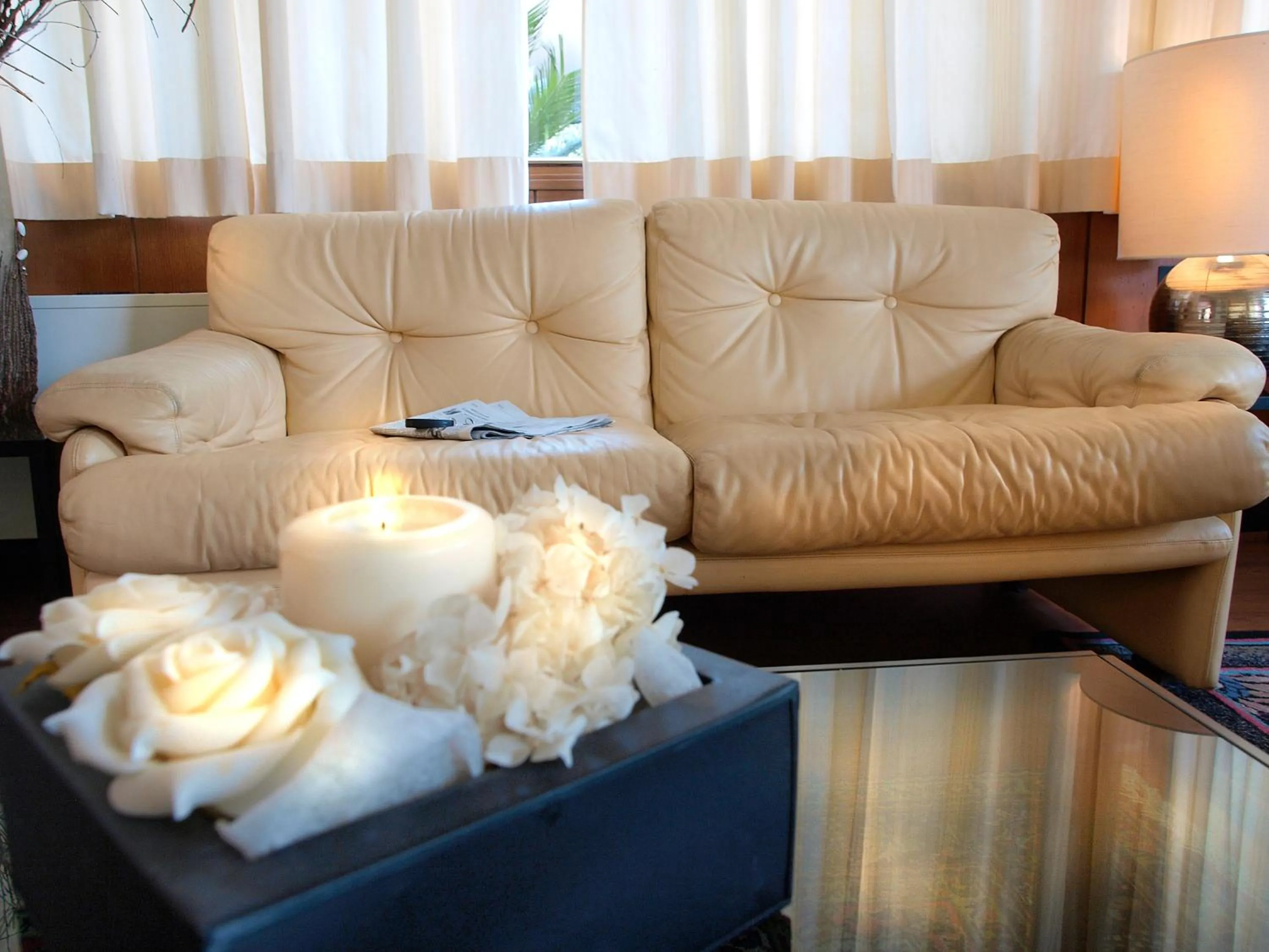 Communal lounge/ TV room in Hotel Bristol