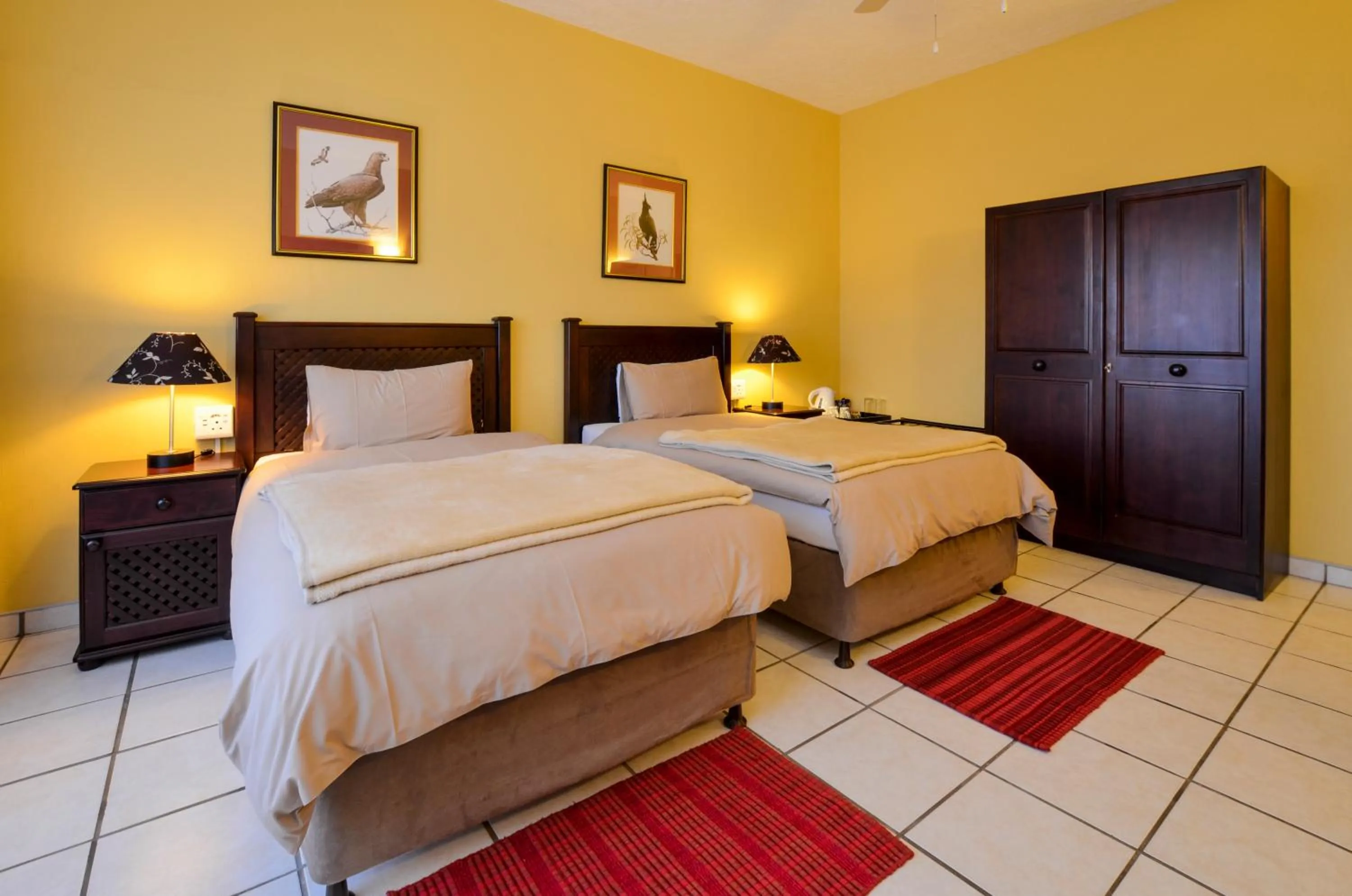 Photo of the whole room, Bed in White House Lodge