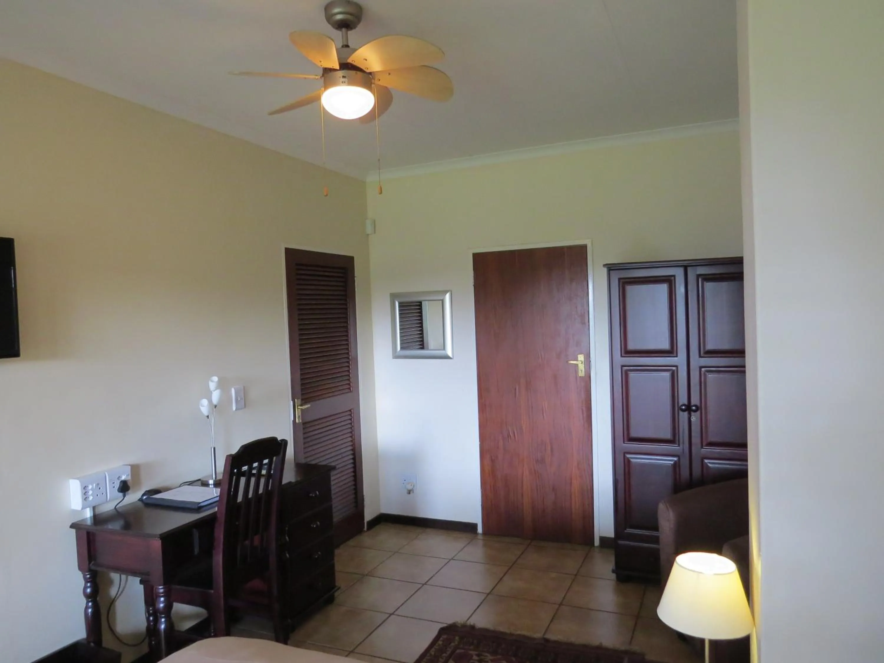 Photo of the whole room in White House Lodge