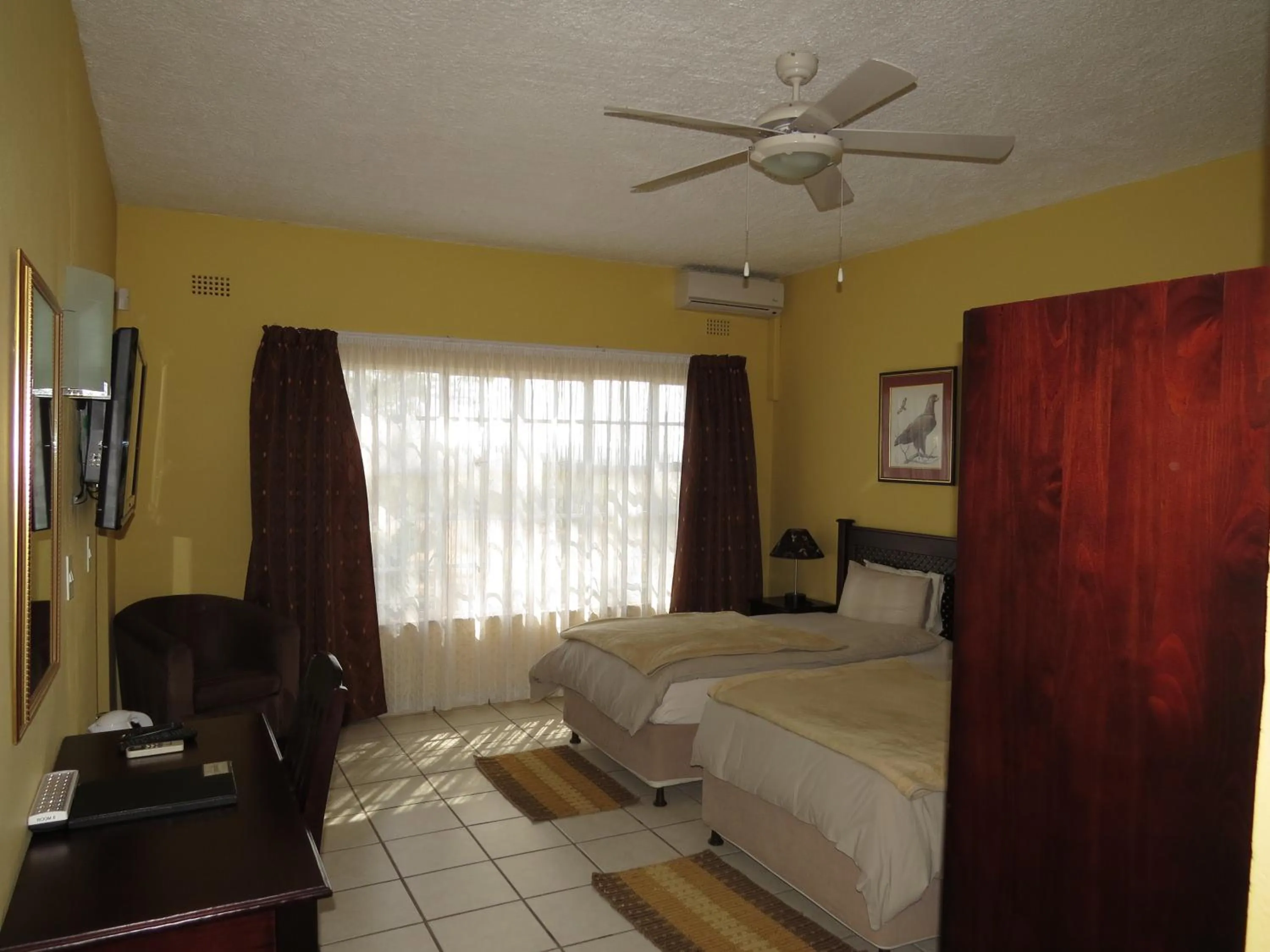 Photo of the whole room, Bed in White House Lodge