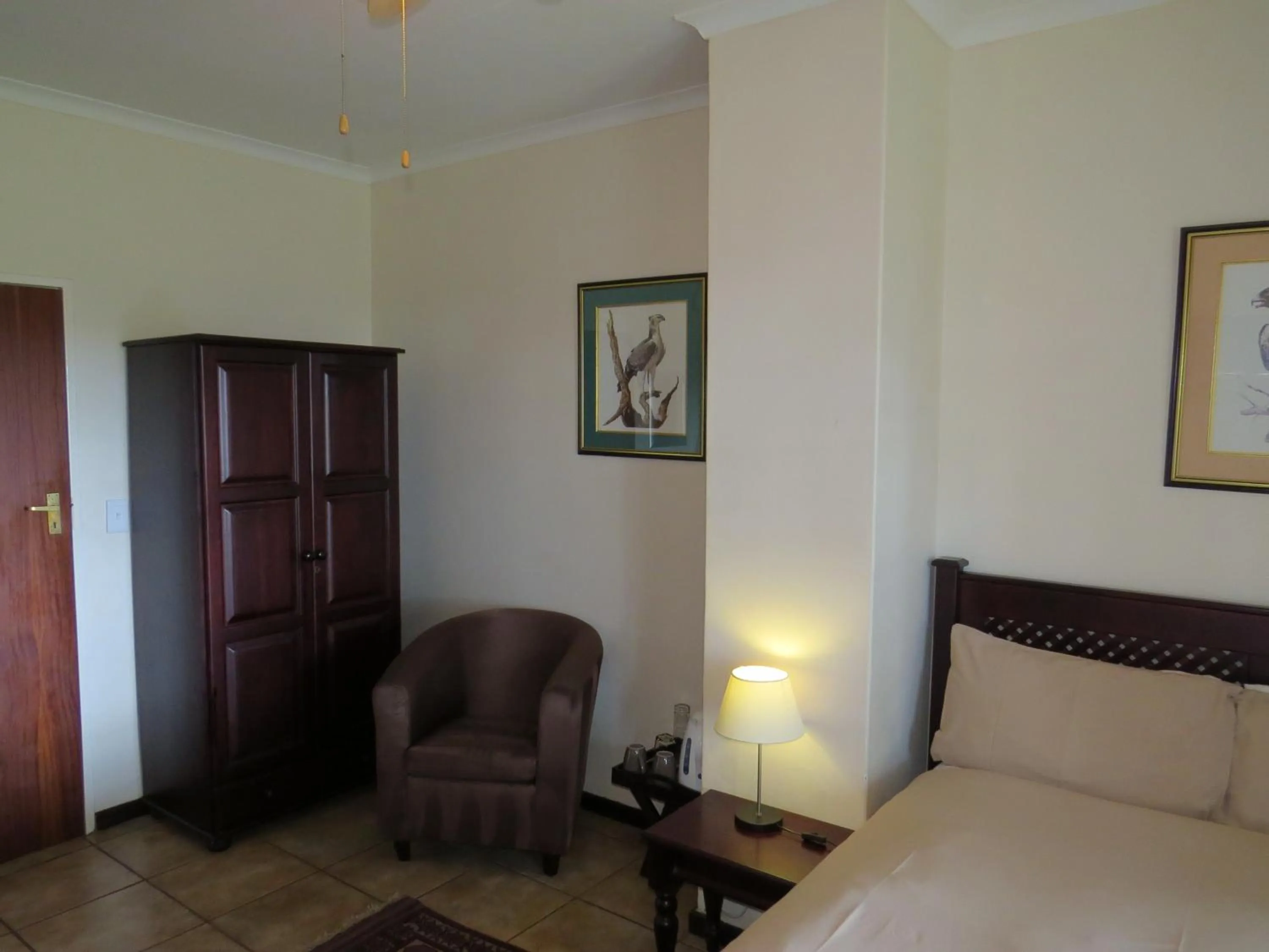 Photo of the whole room, Bed in White House Lodge