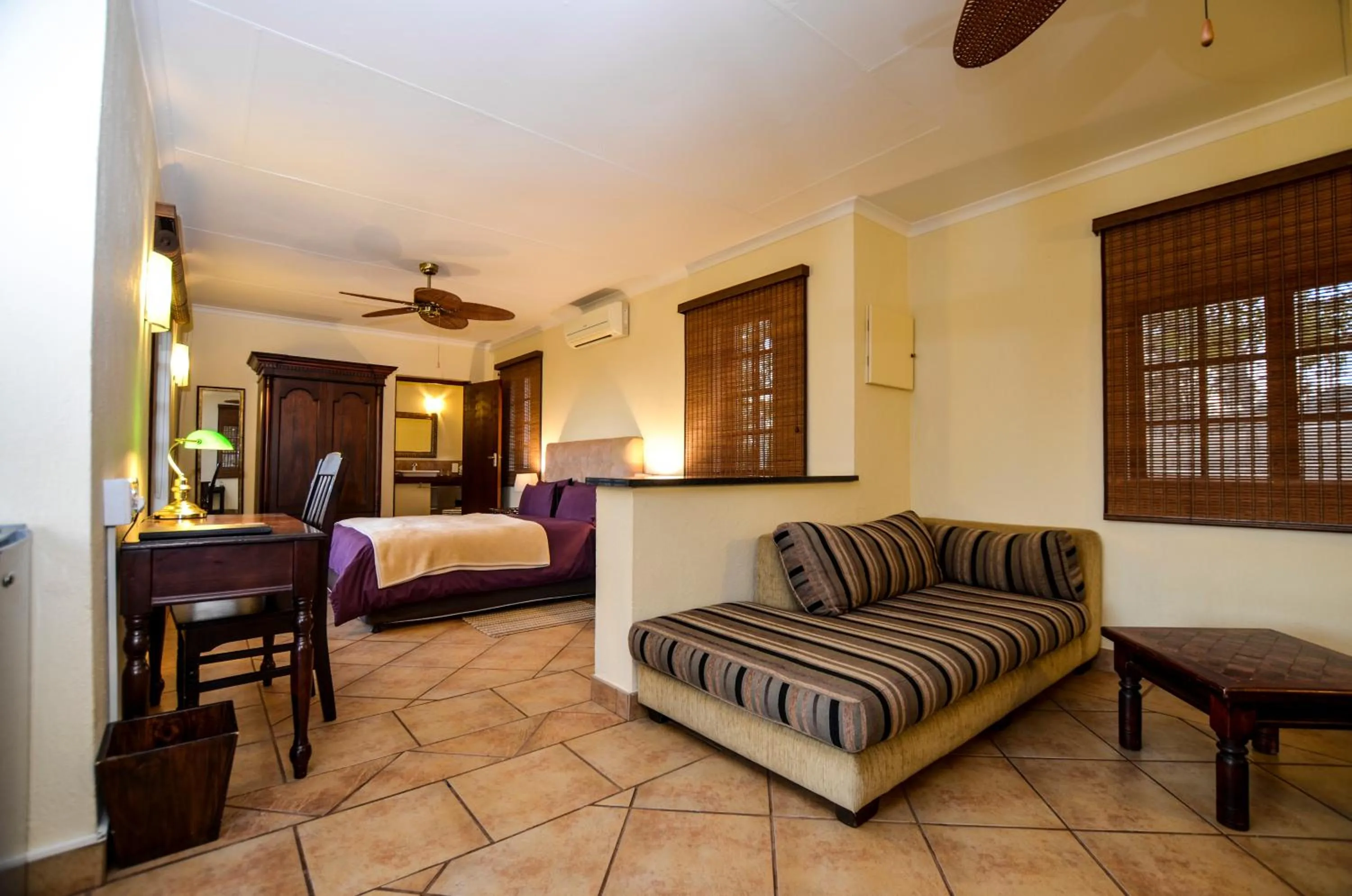 Photo of the whole room, Bed in White House Lodge