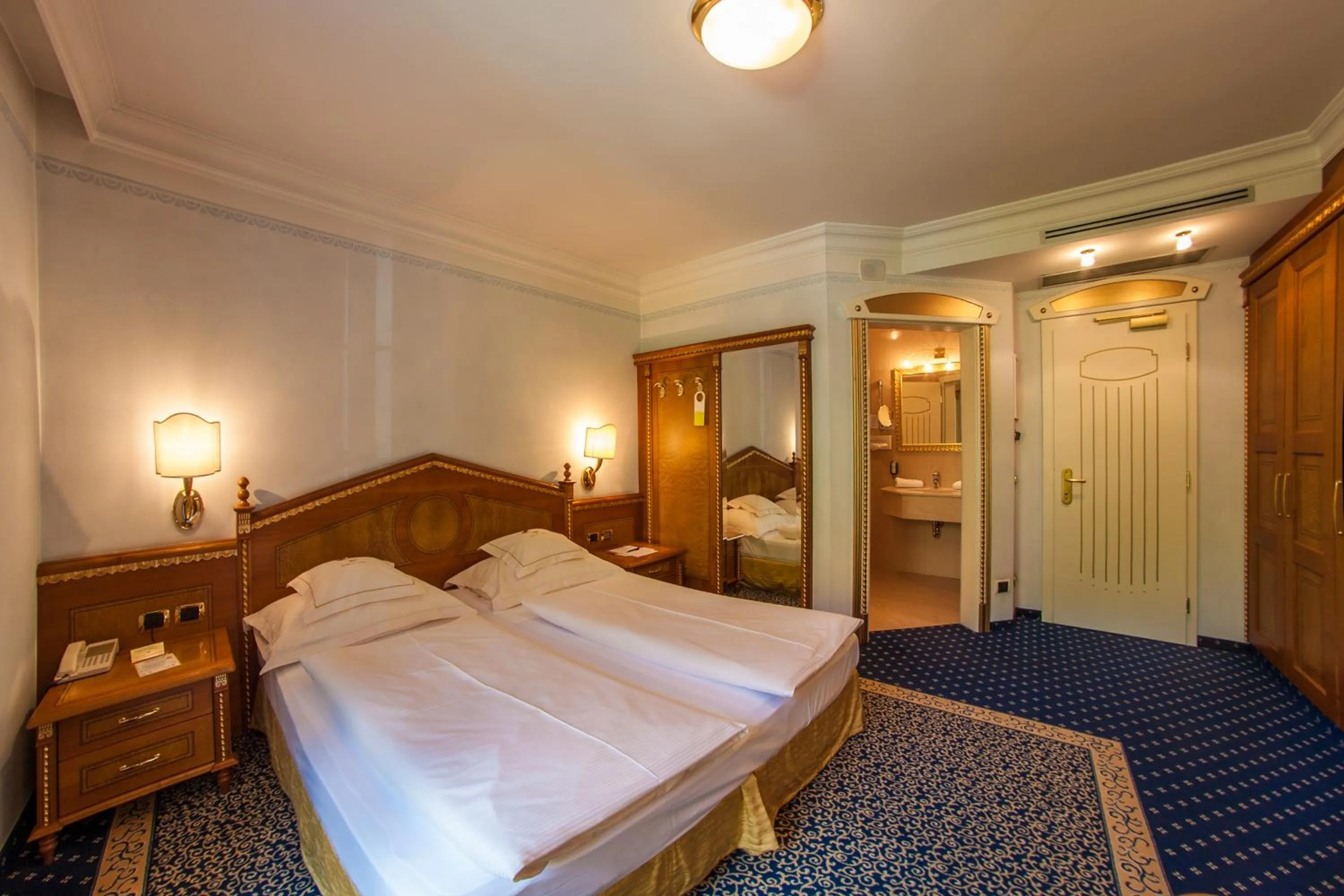 Bed in Cityhotel Goldener Adler B&B