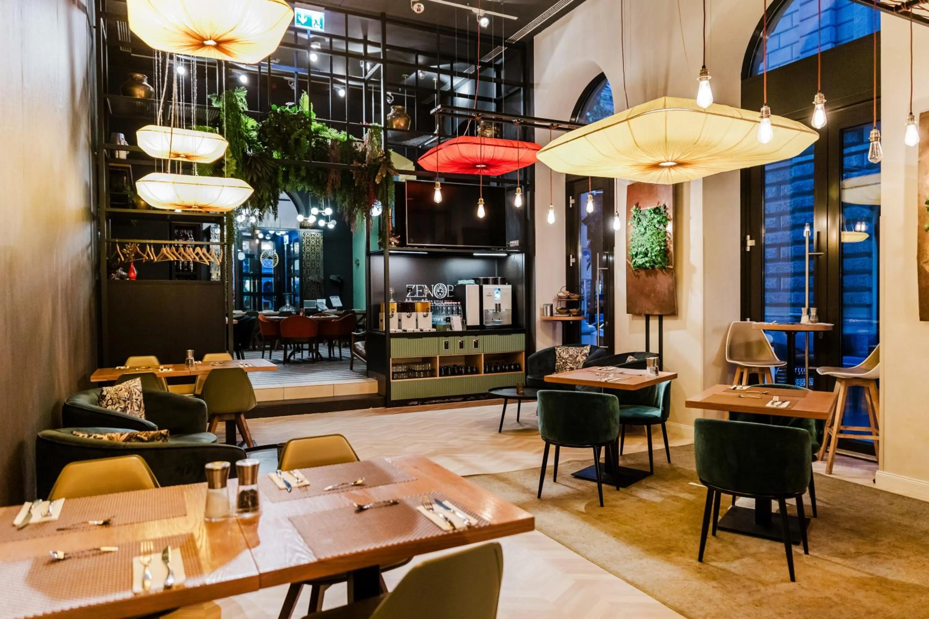 Restaurant/places to eat in Hotel Moments Budapest by Continental Group