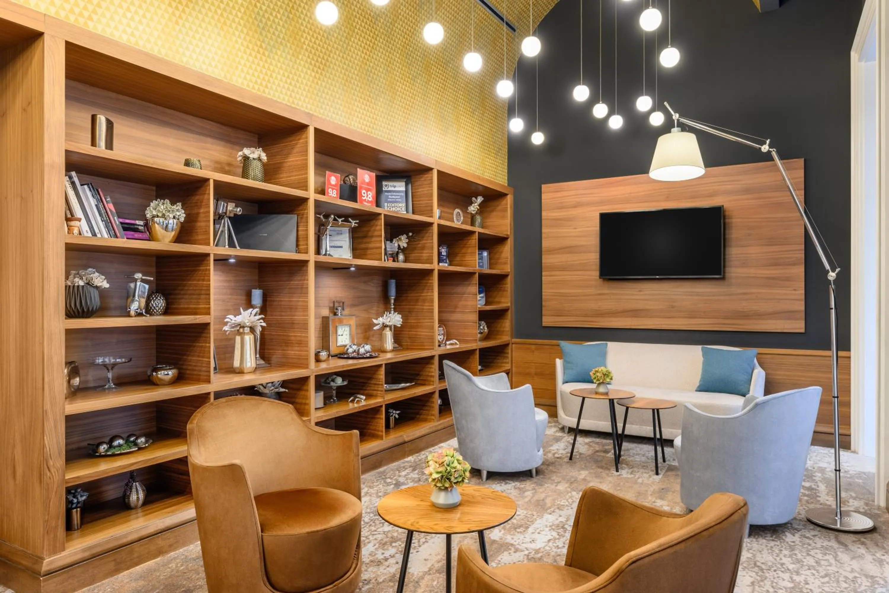 Communal lounge/ TV room in Hotel Moments Budapest by Continental Group