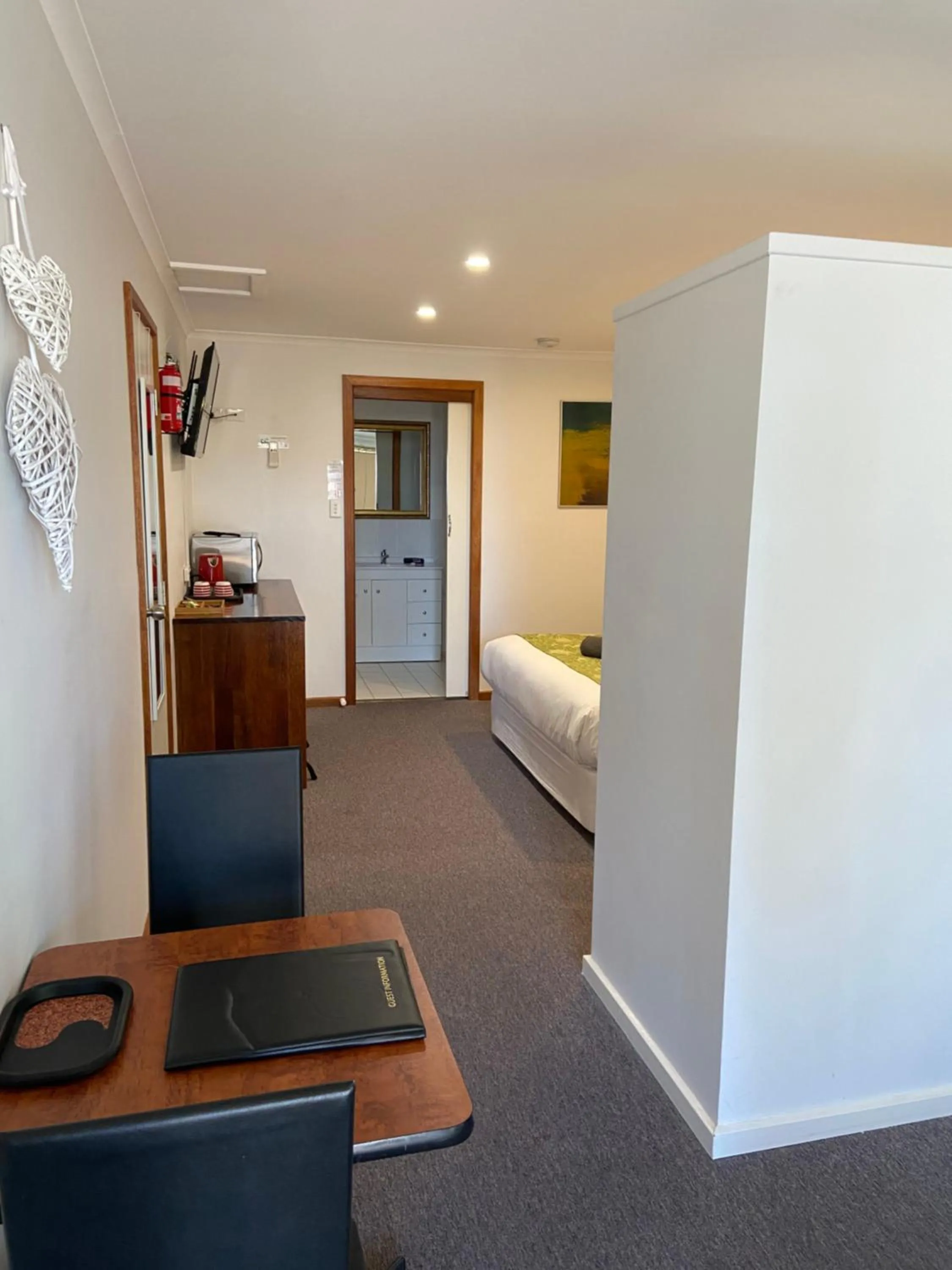 Bedroom, Bed in Lake Albert Motel