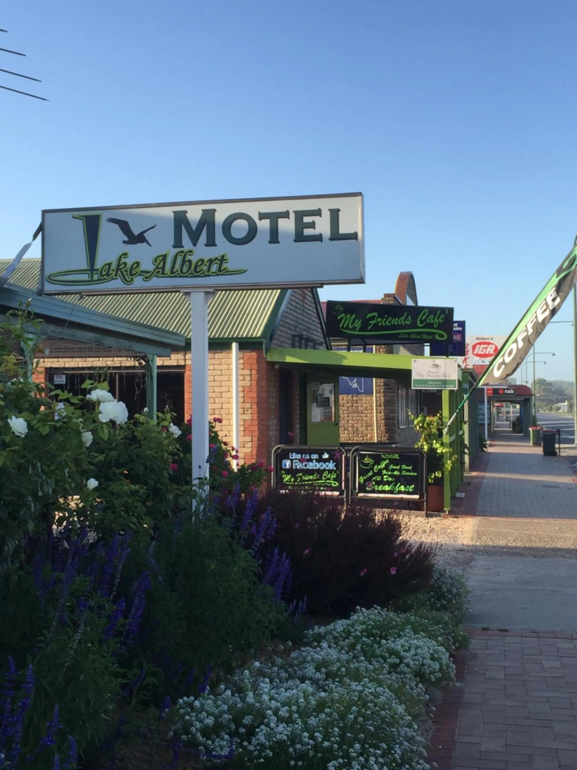 Facade/entrance in Lake Albert Motel