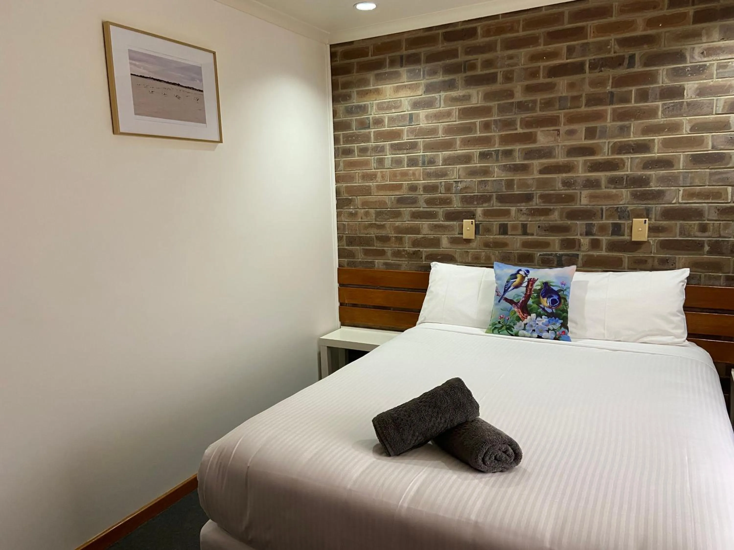 Bed in Lake Albert Motel