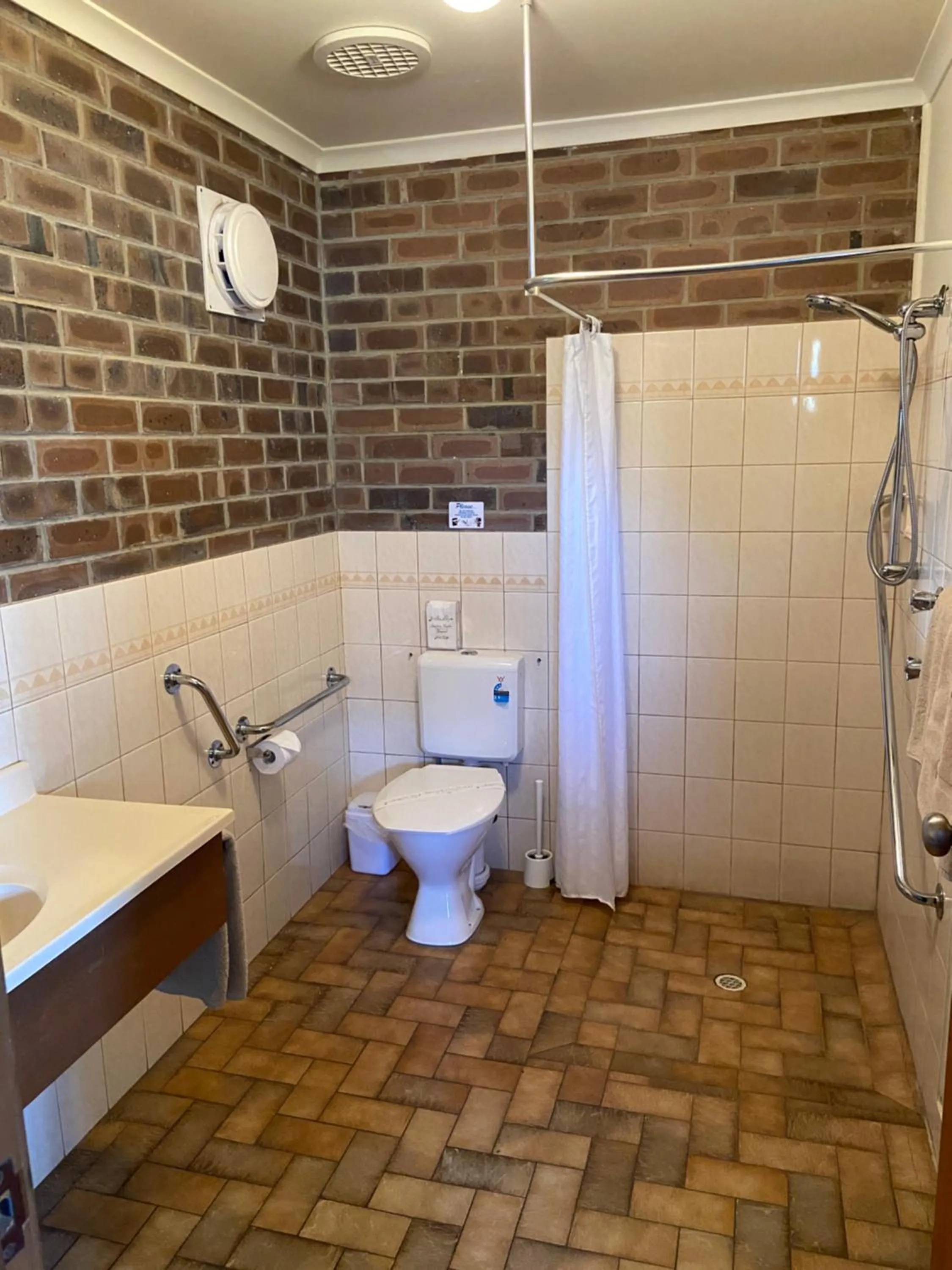 Bathroom in Lake Albert Motel