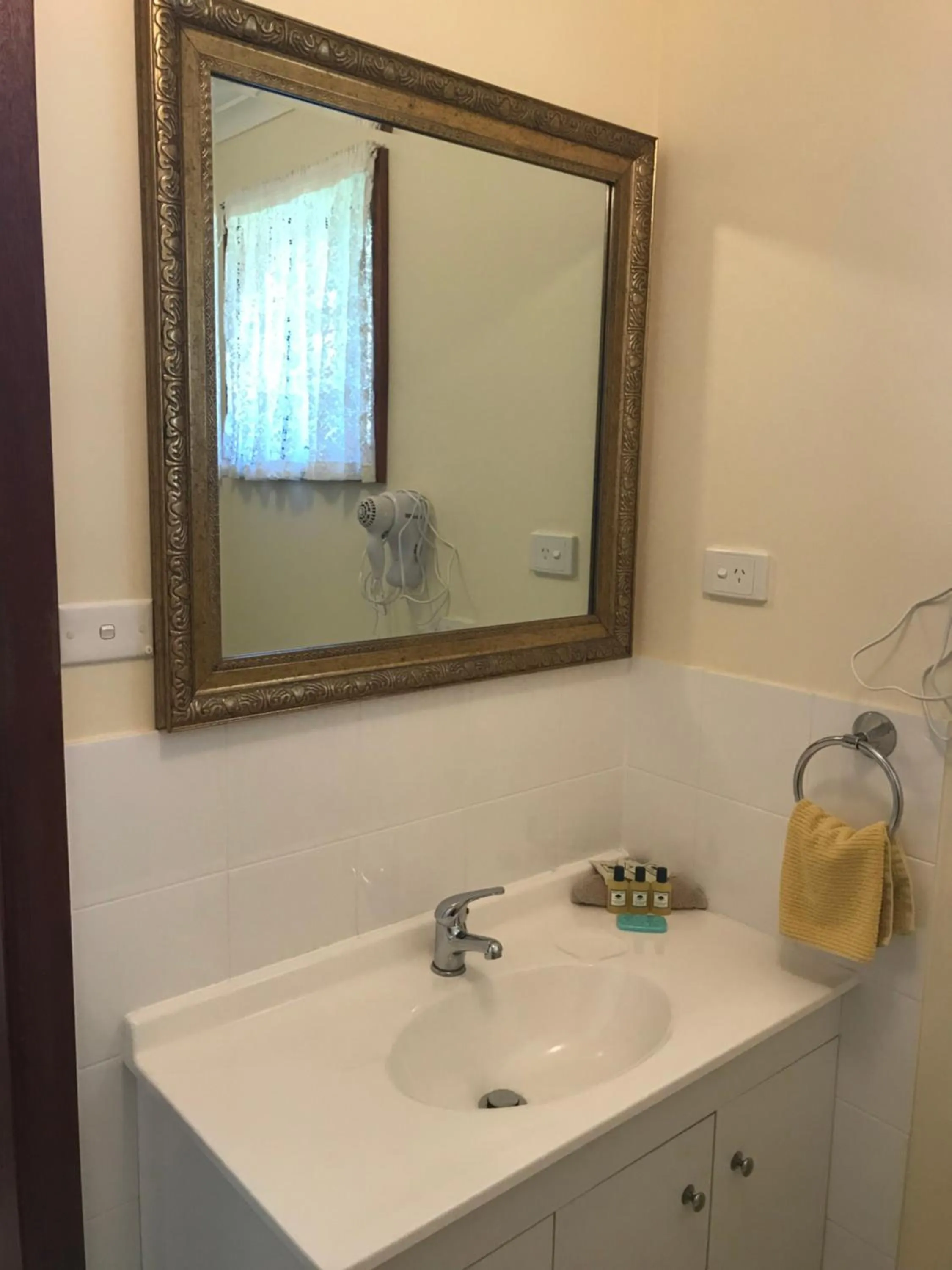 Bathroom in Lake Albert Motel