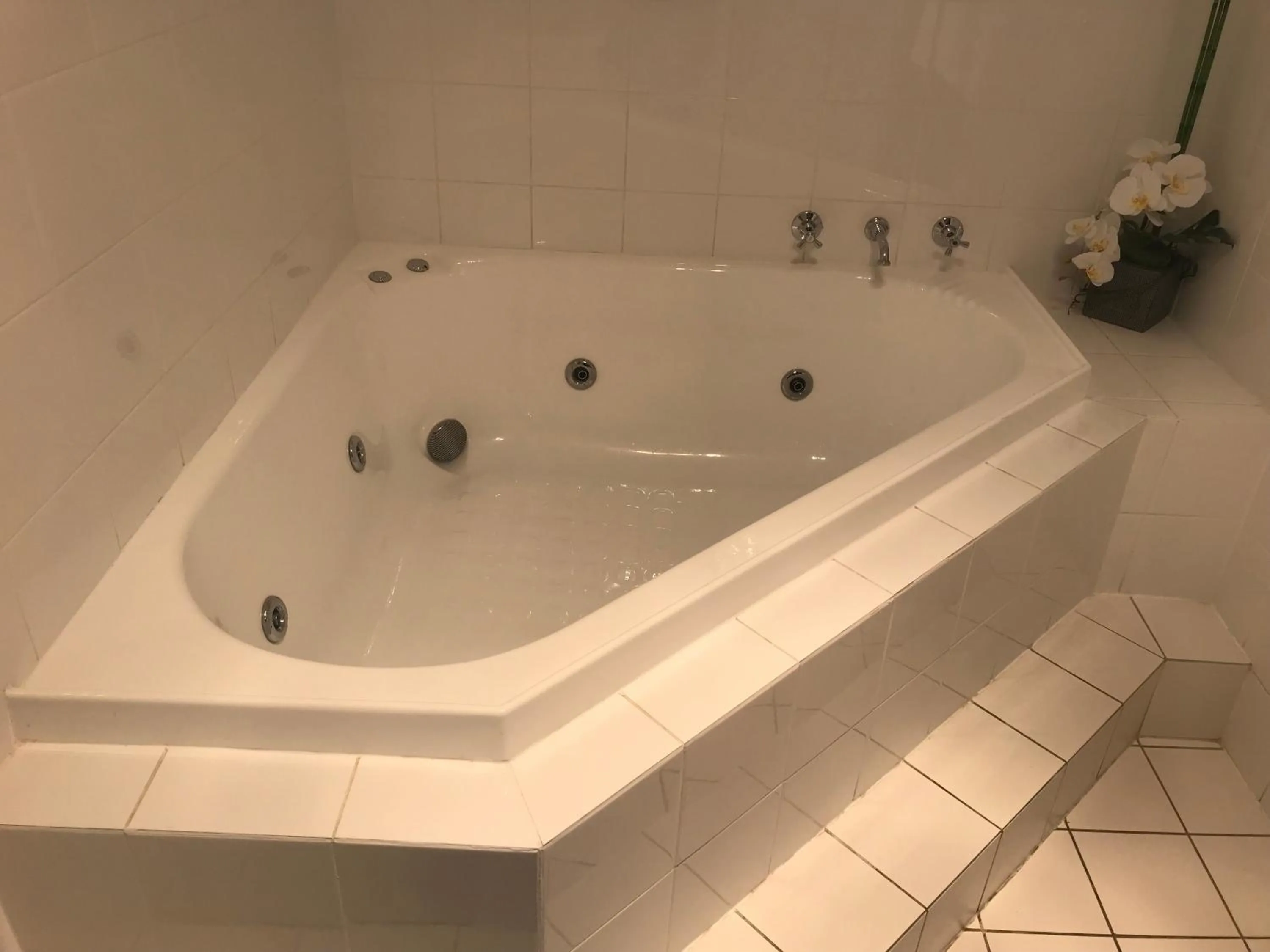 Bathroom in Lake Albert Motel