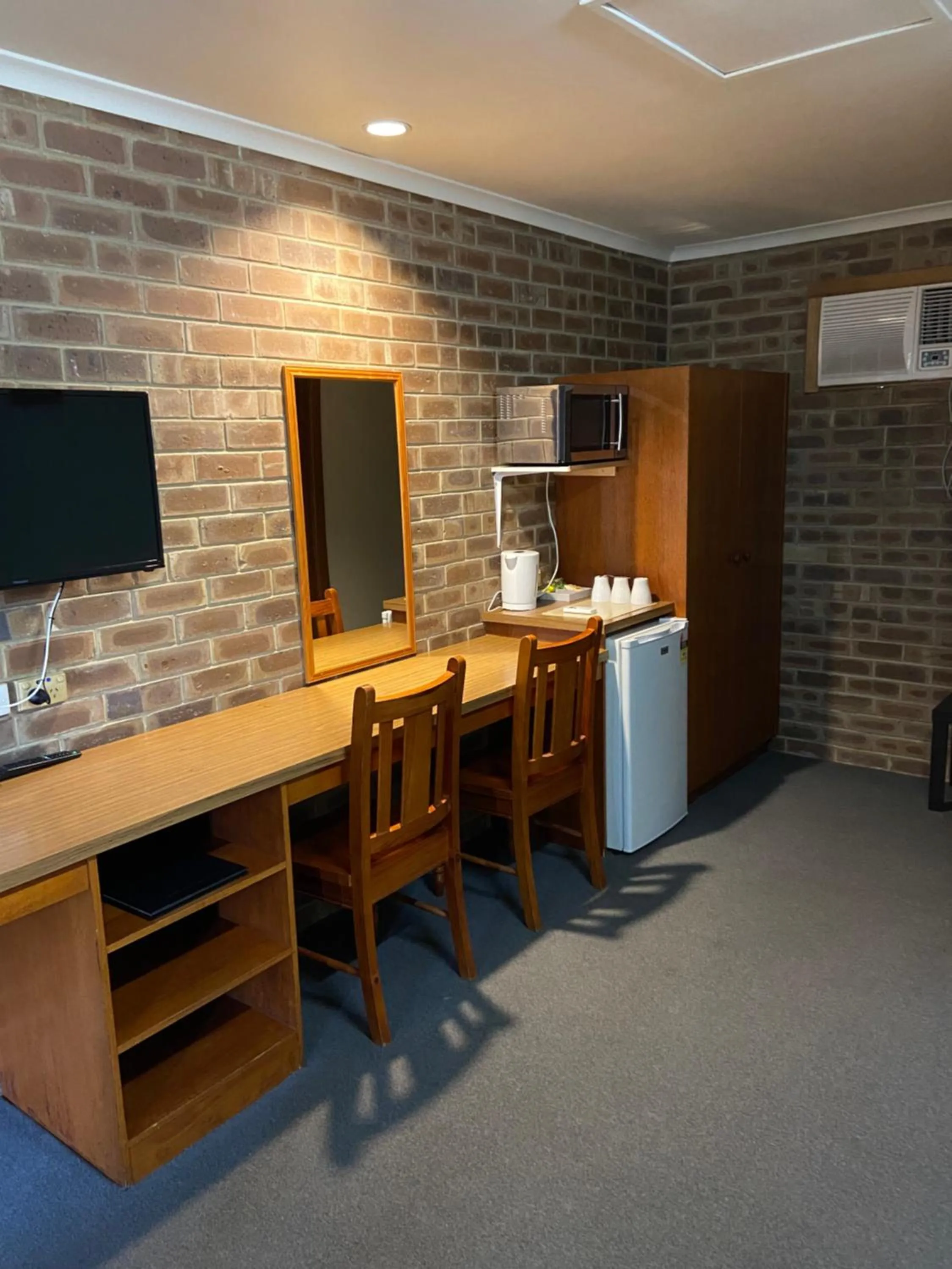 TV and multimedia in Lake Albert Motel