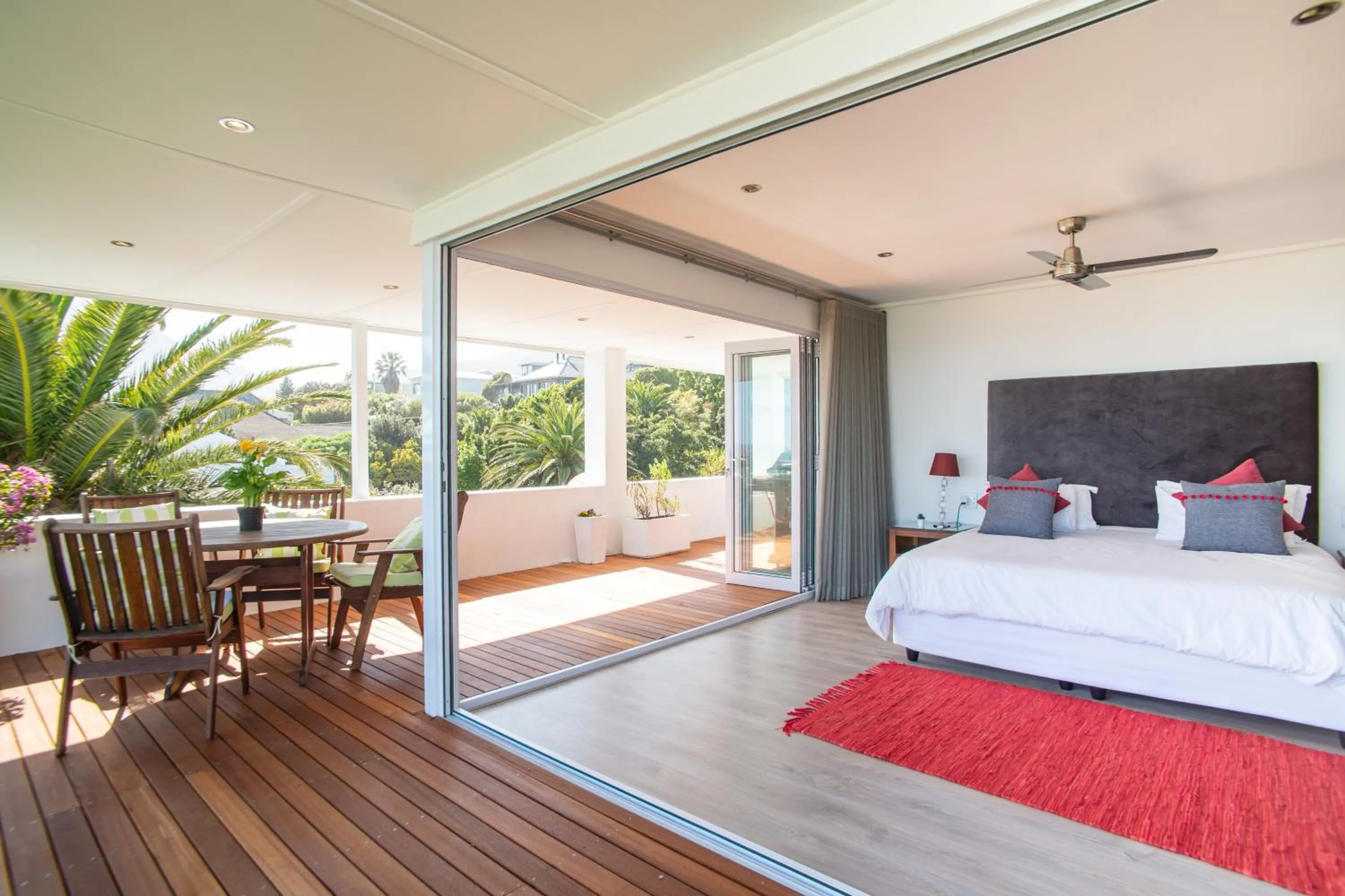 Photo of the whole room, Bed in Funkey Villas Cape Town