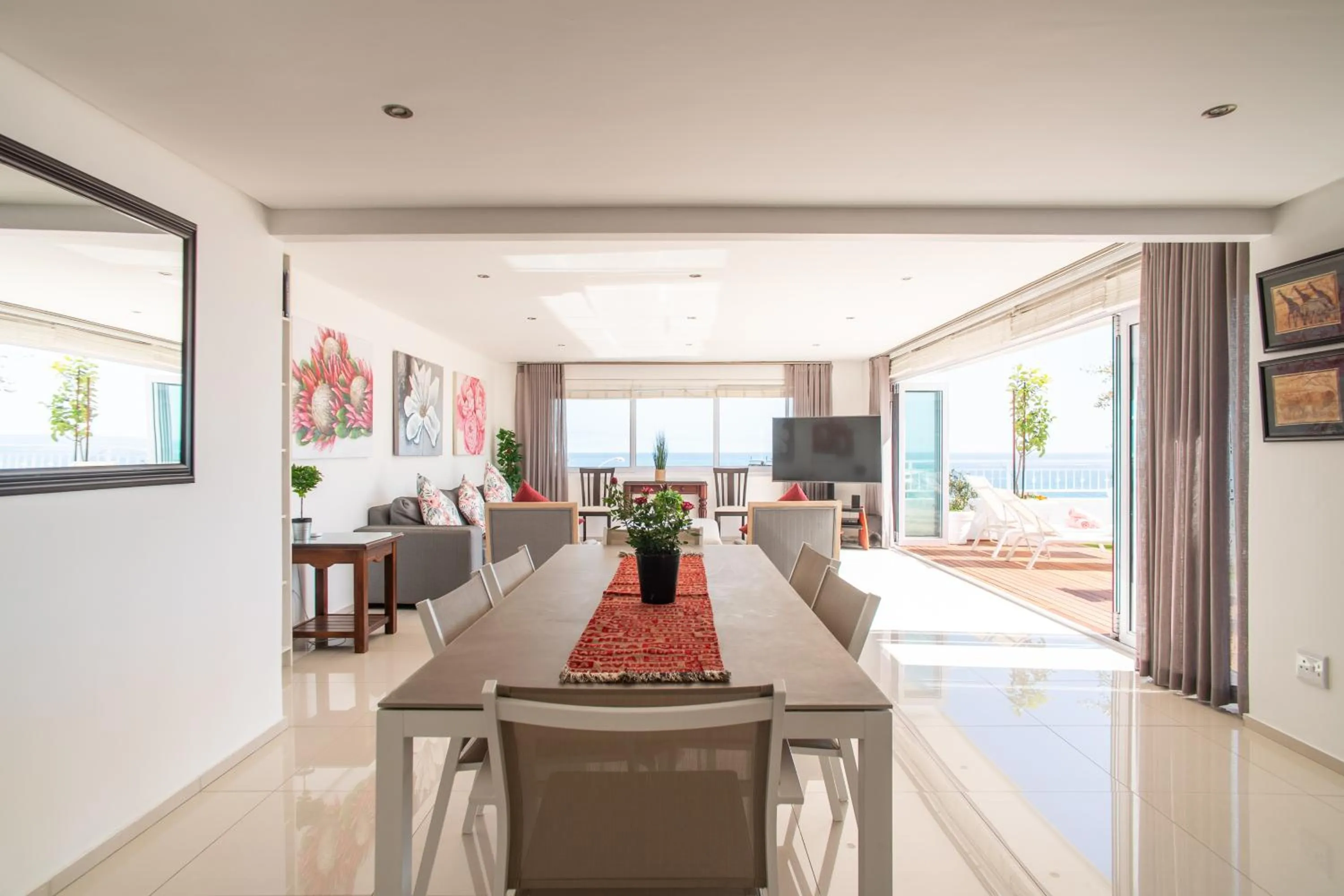 Dining area in Funkey Villas Cape Town