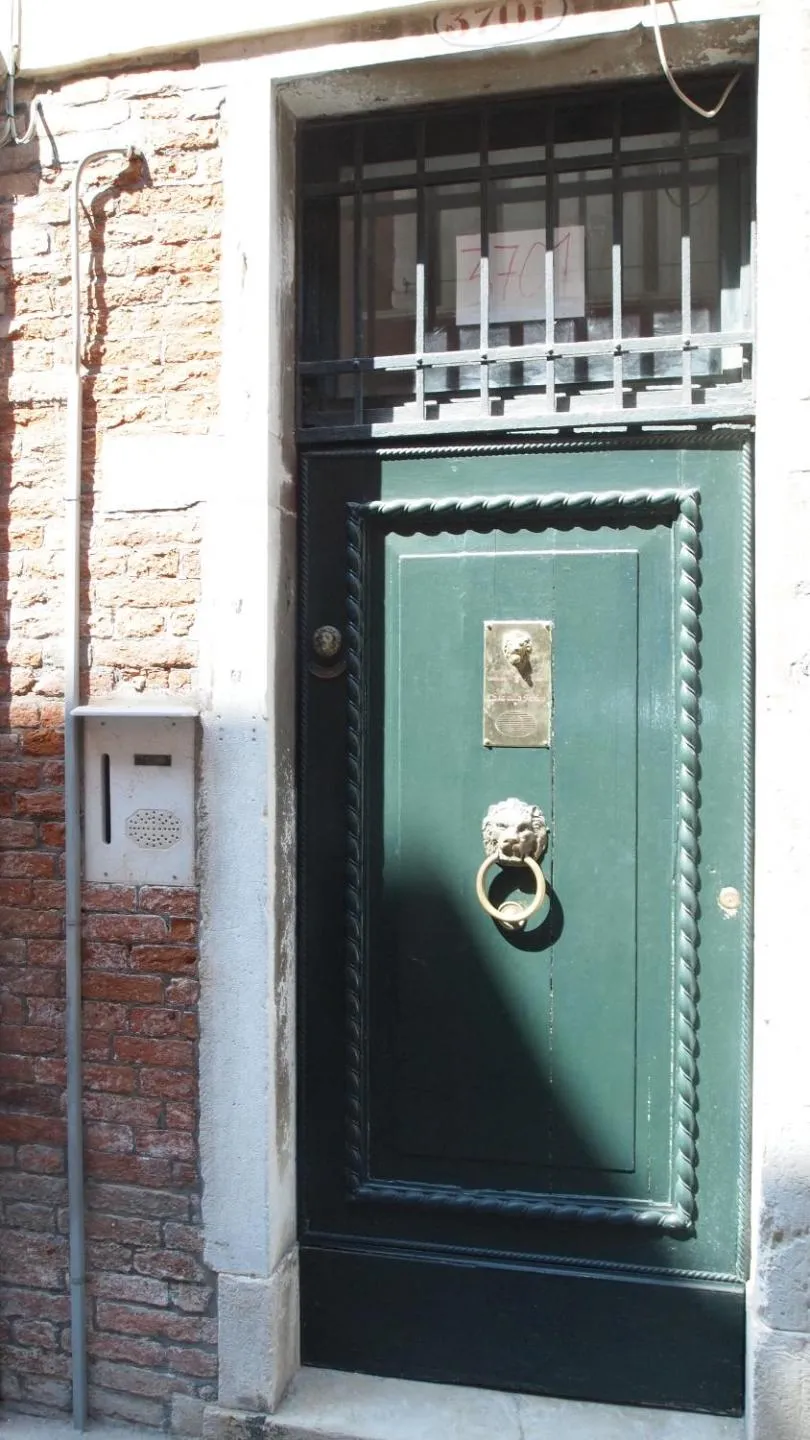 Facade/entrance in Casa Alla Fenice
