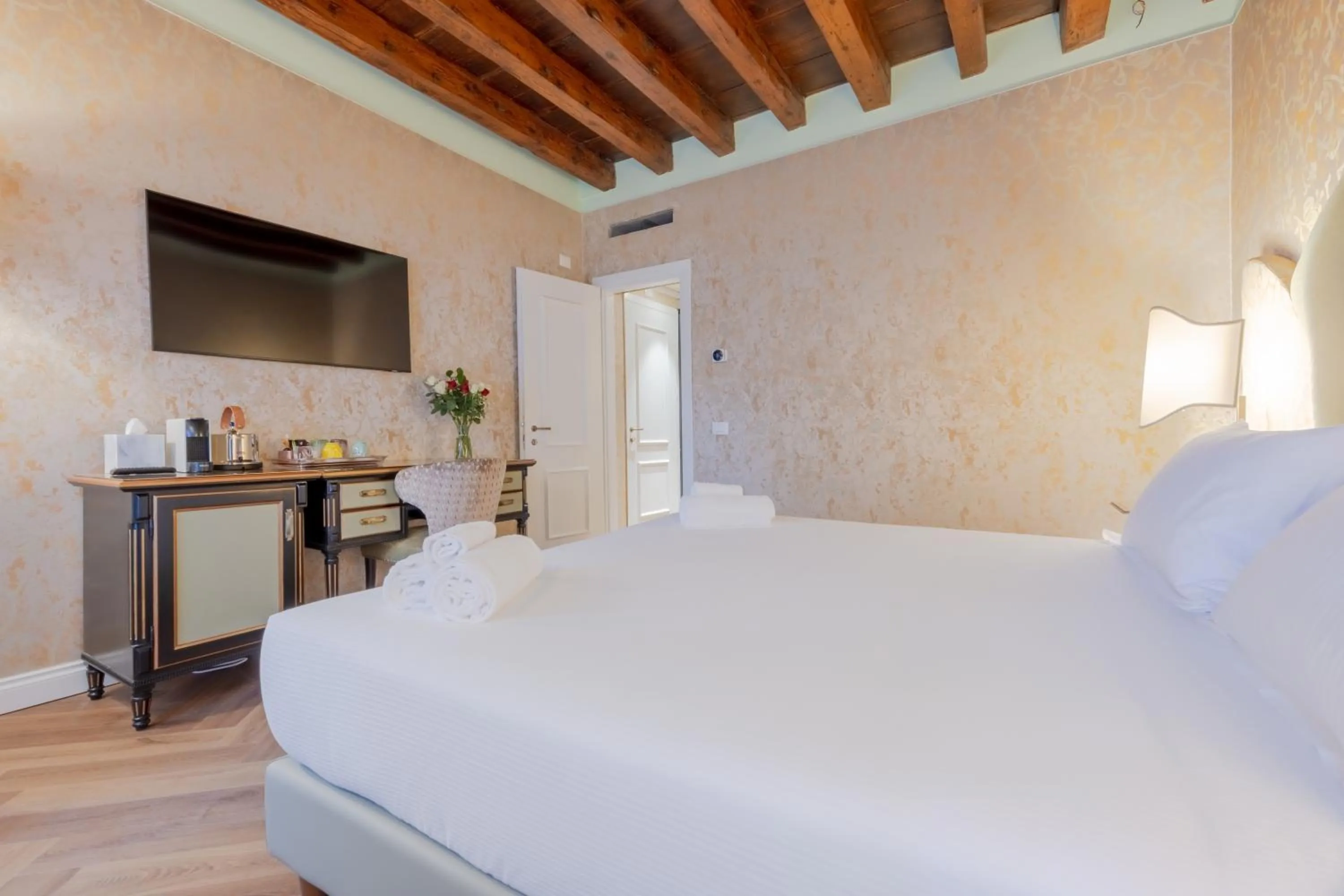 Bedroom, Bed in 312 Piazza San Marco - Relais il Doge