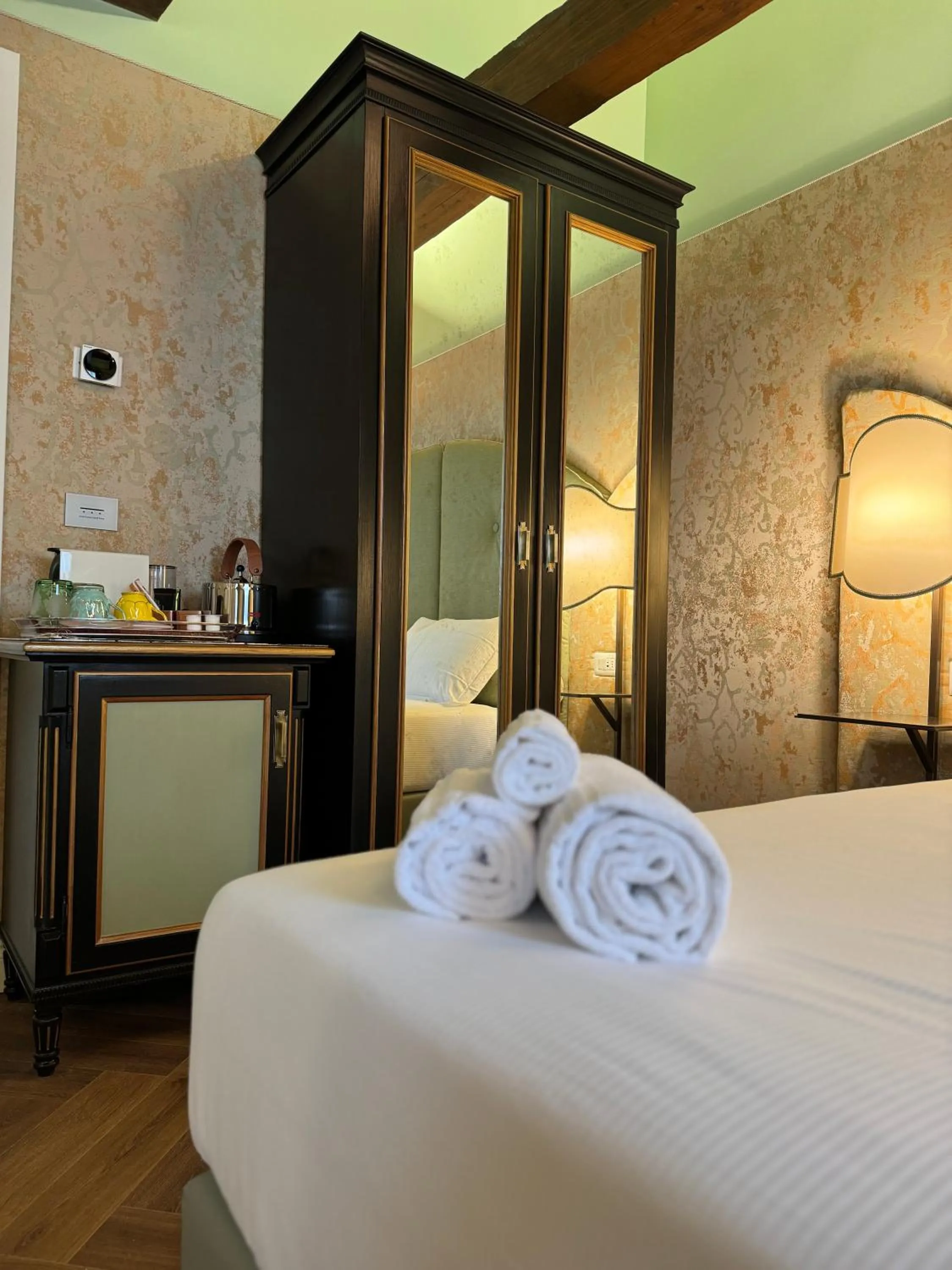 wardrobe, Bed in 312 Piazza San Marco - Relais il Doge