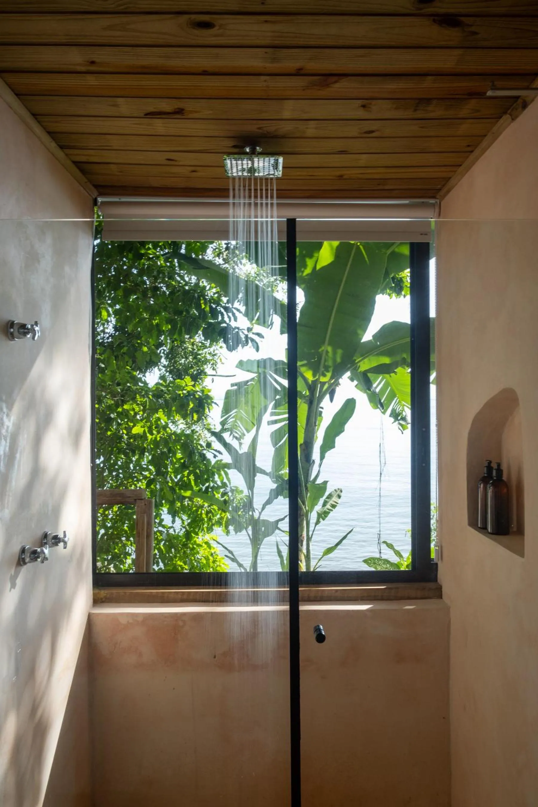 Shower in Casa Luz Paraty