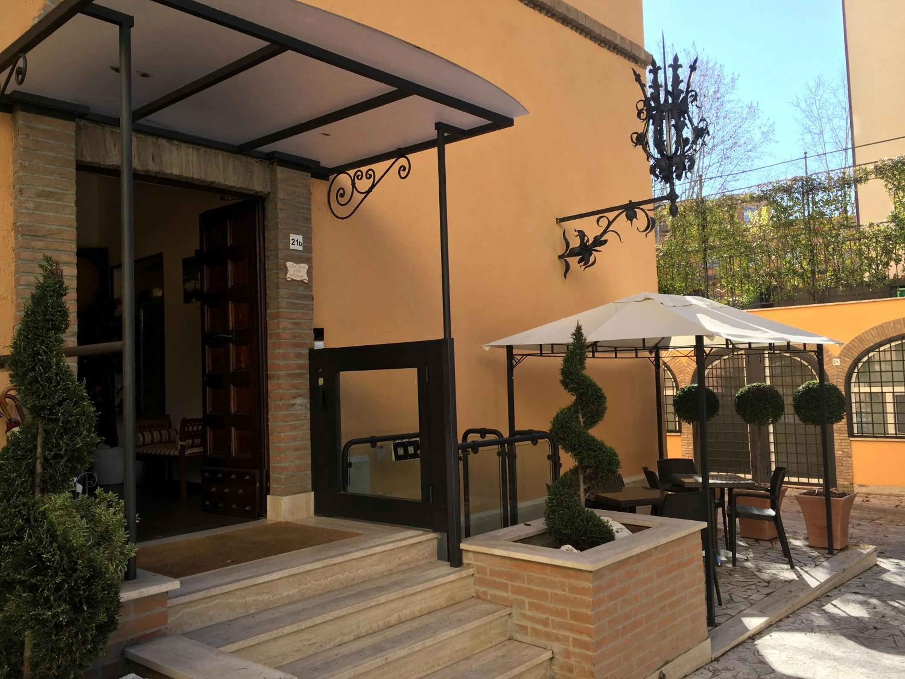 Facade/entrance in Villa Matissa