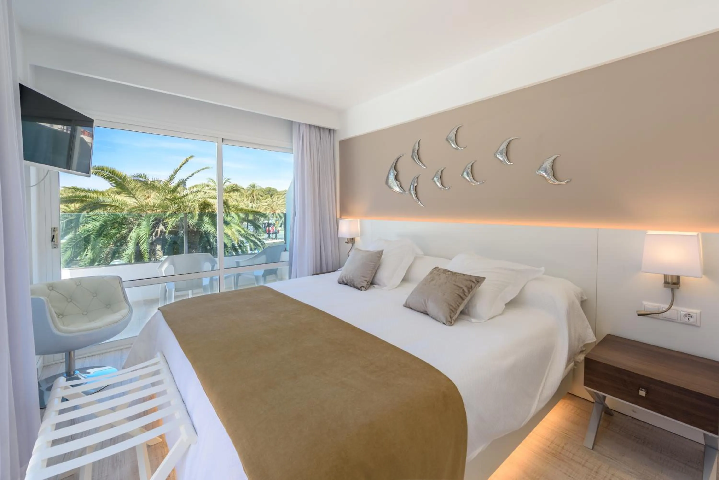 Photo of the whole room, Bed in Plaza Santa Ponsa Boutique - Adults Only.