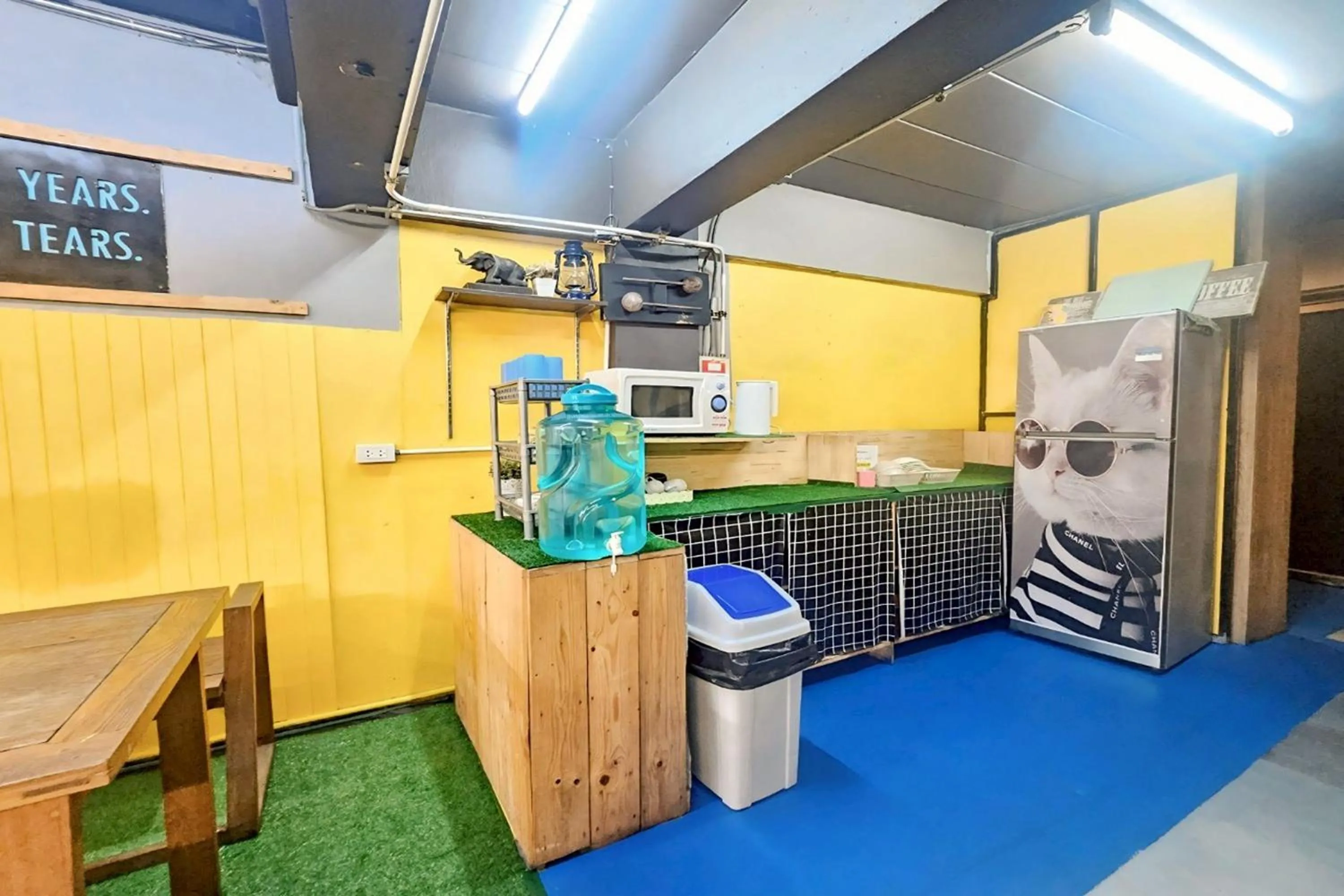 microwave in Me U Hostel