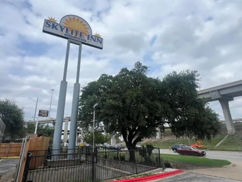 Skylite Inn