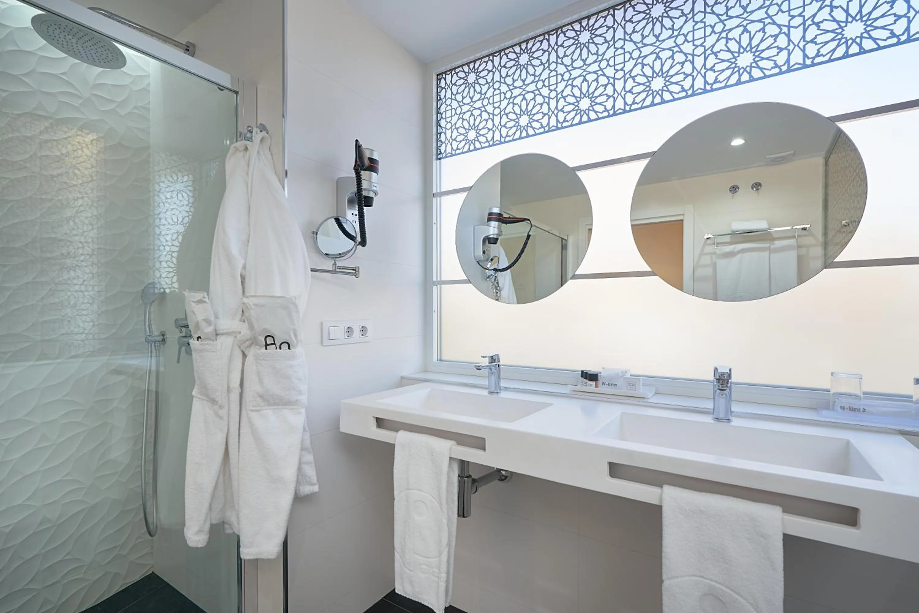 Shower in Hotel Pasarela