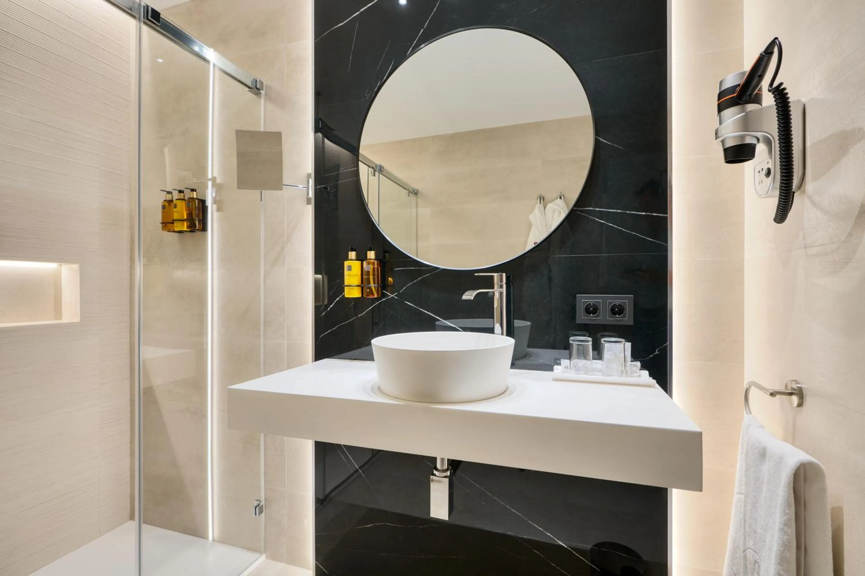 Shower in Hotel Pasarela