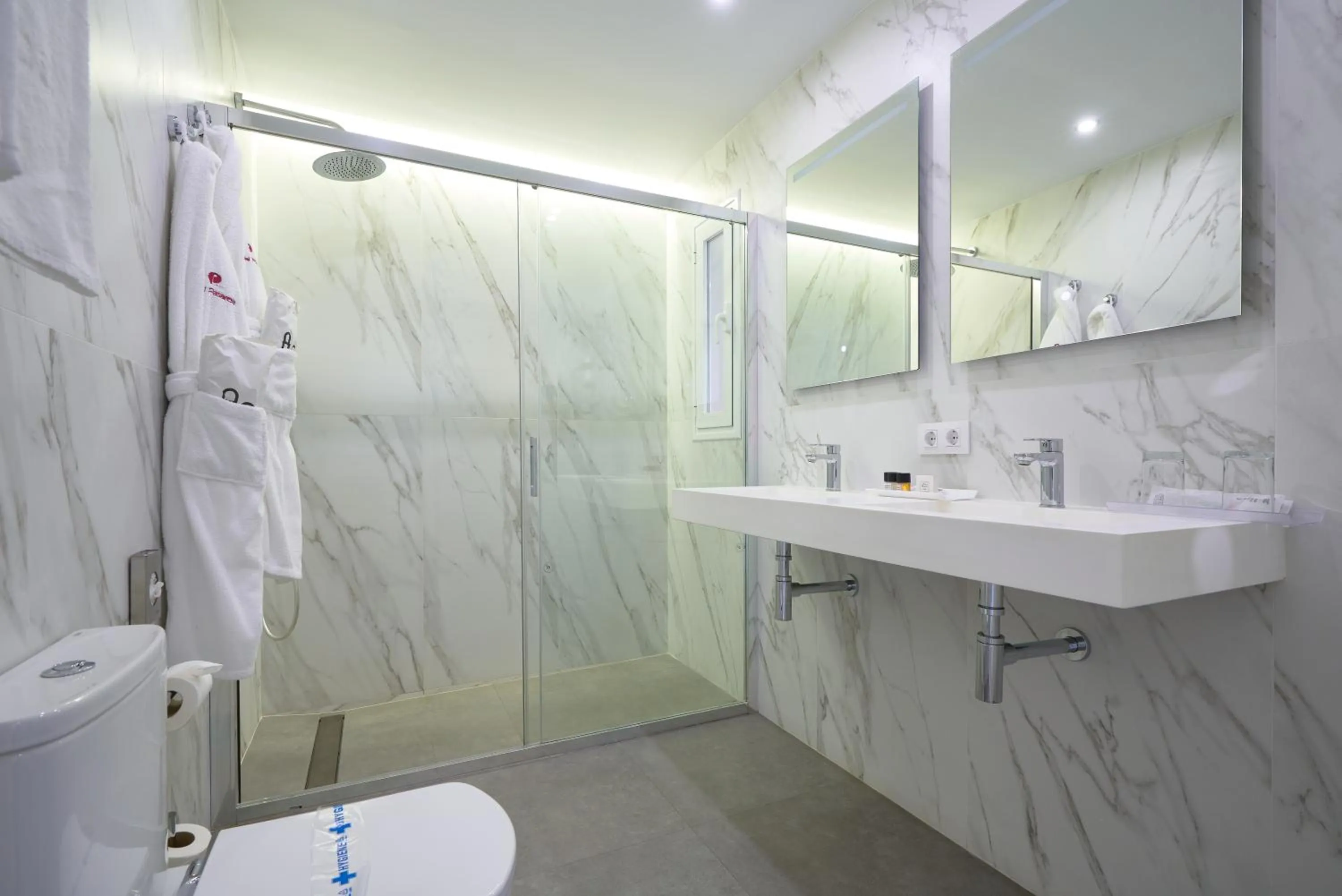 Shower in Hotel Pasarela