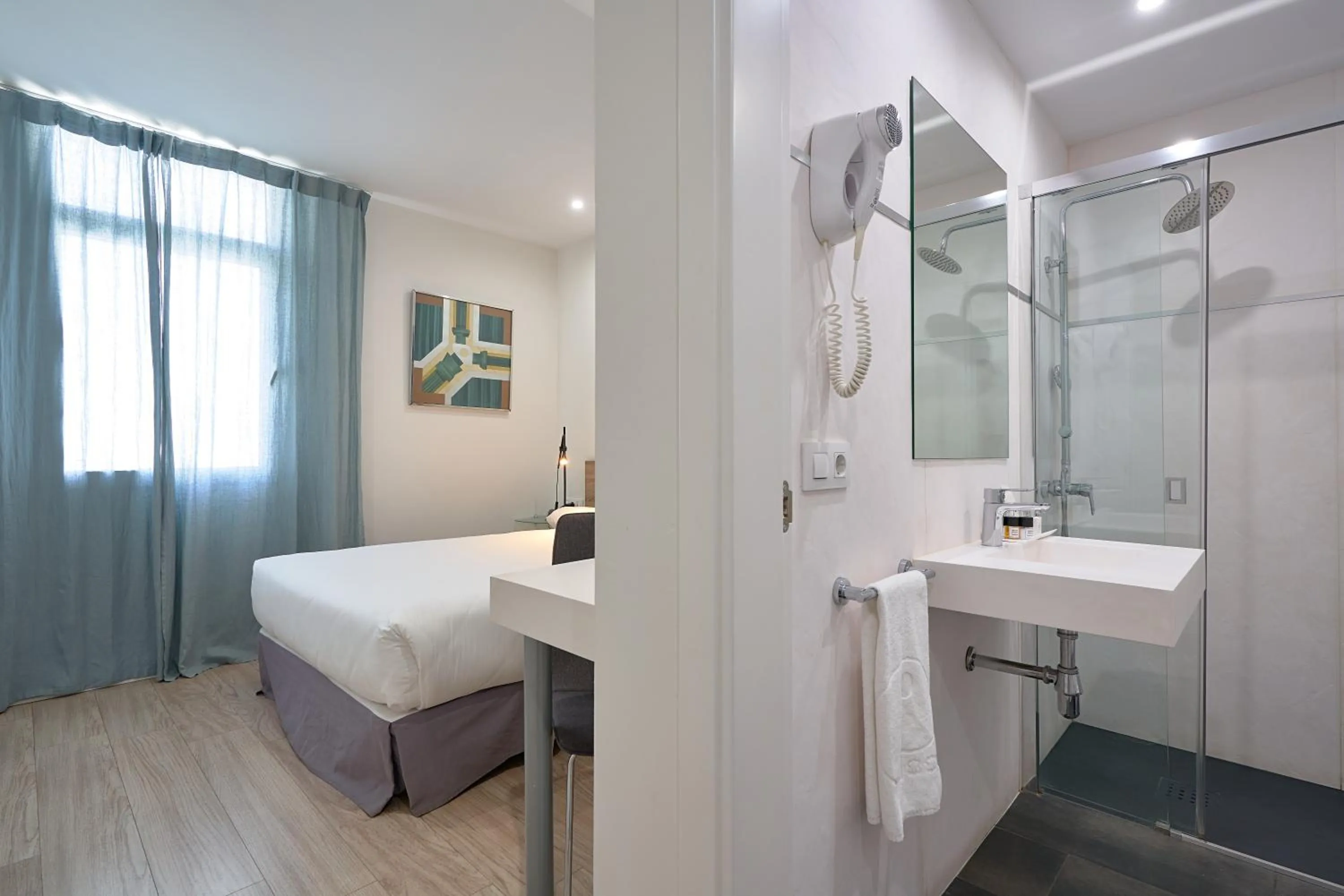 Bathroom, Bed in Hotel Pasarela