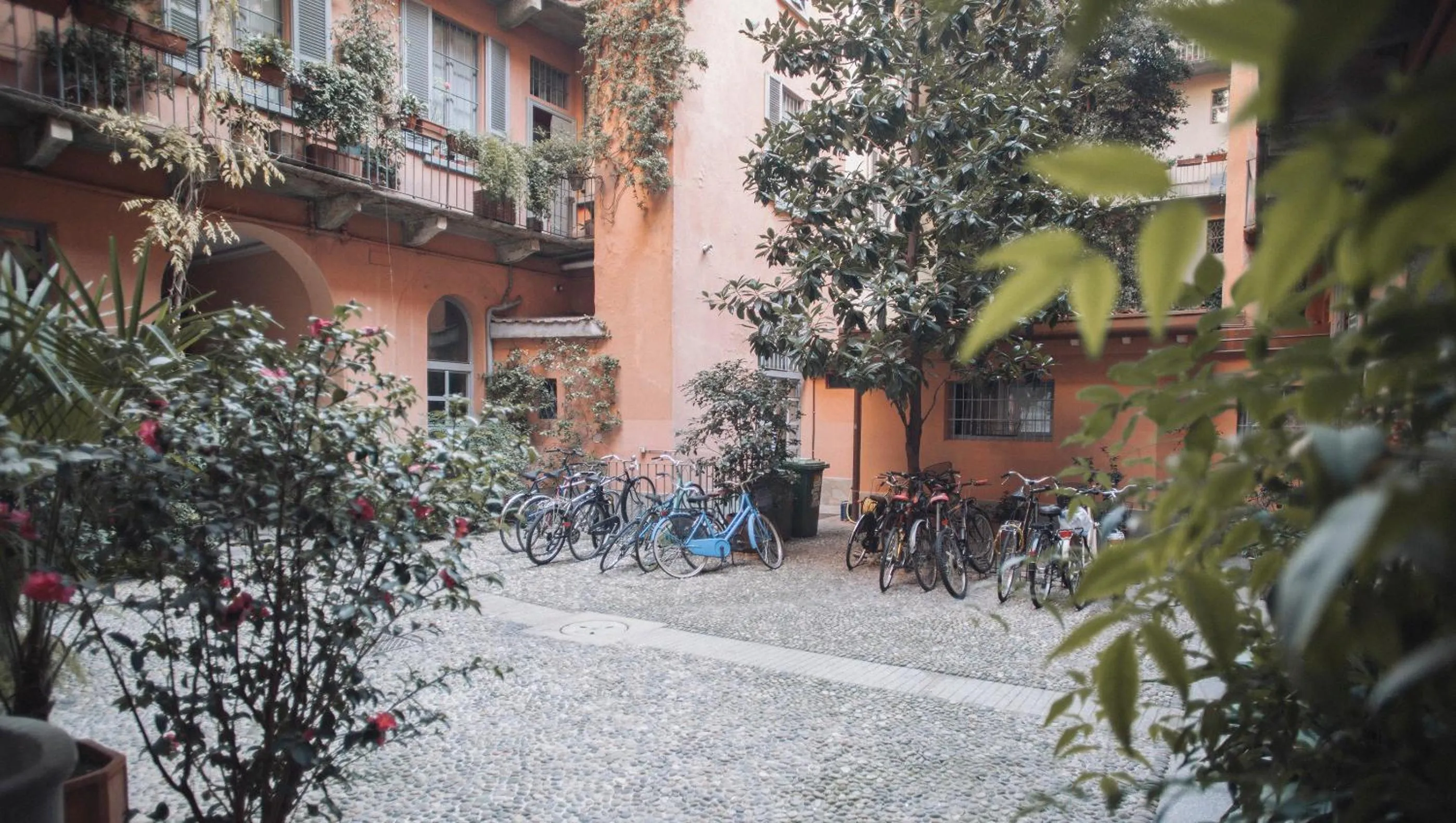 Facade/entrance in Italianway-Cesare da Sesto